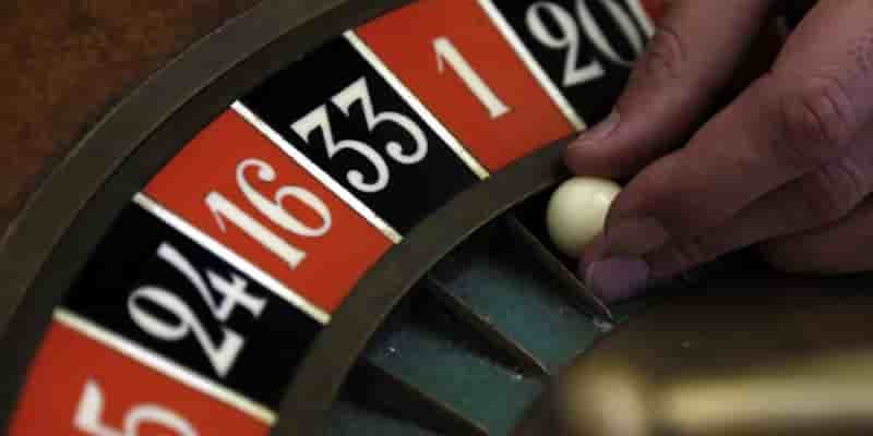 Comme toutes les valeurs du CAC 40, Partouche plongeait ce matin à la Bourse de Paris. Avec la fermeture des casinos liée à l'épidémie, le chiffre d'affaires du groupe a chuté de moitié au deuxième trimestre.