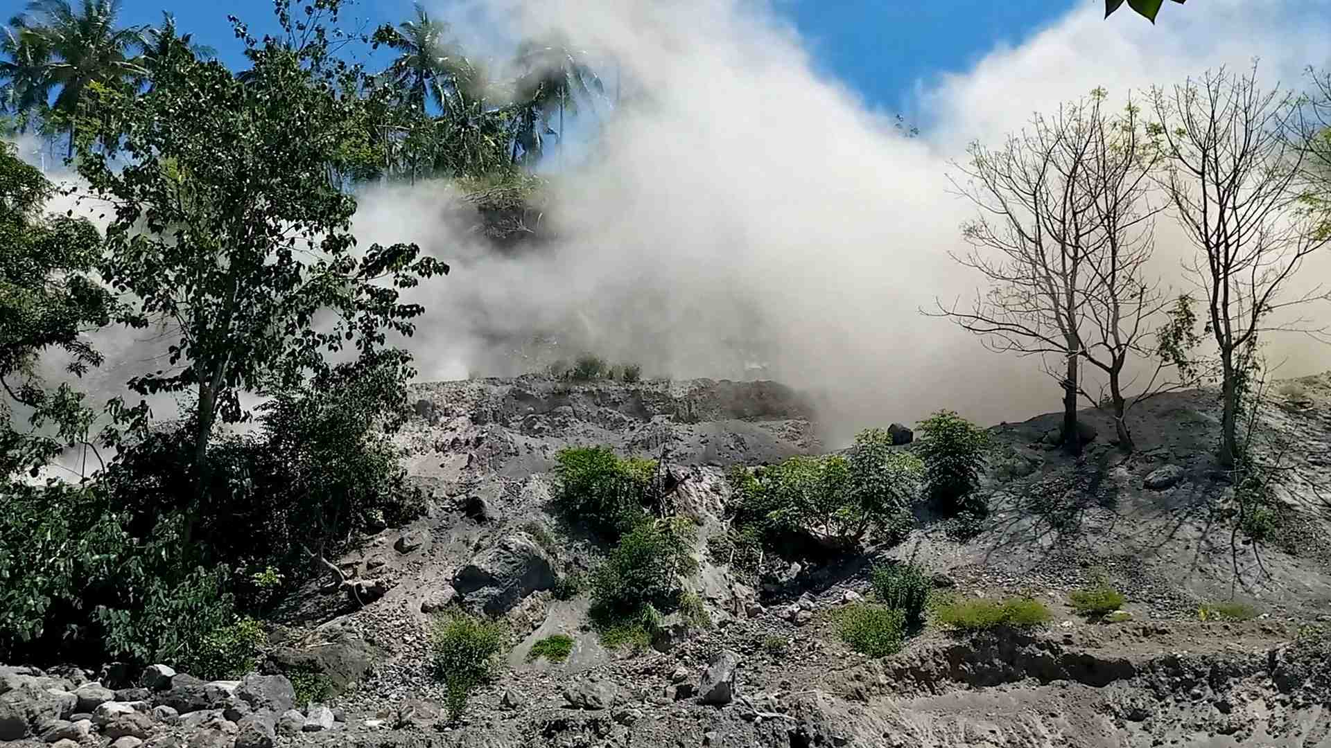 Alerte au tsunami levee en indonesie apres un puissant seisme