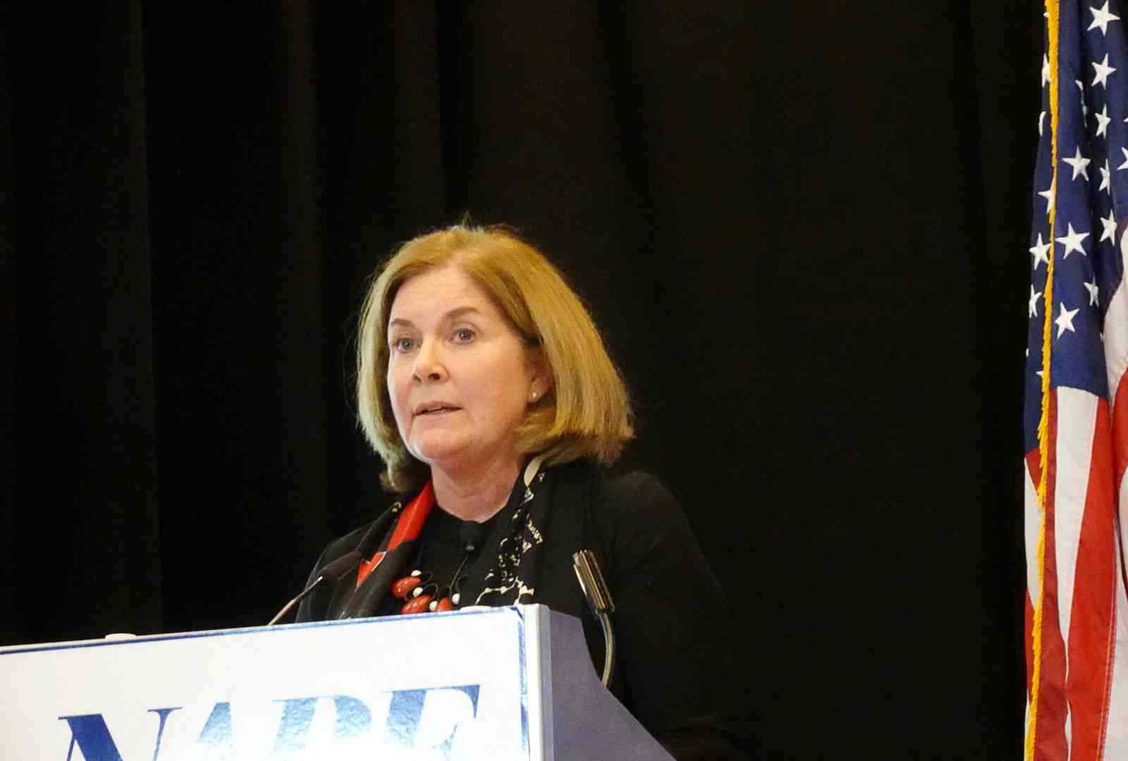 Photo d'archives: la presidente de la reserve federale de kansas city, esther george, lors d'un discours a denver, colorado
