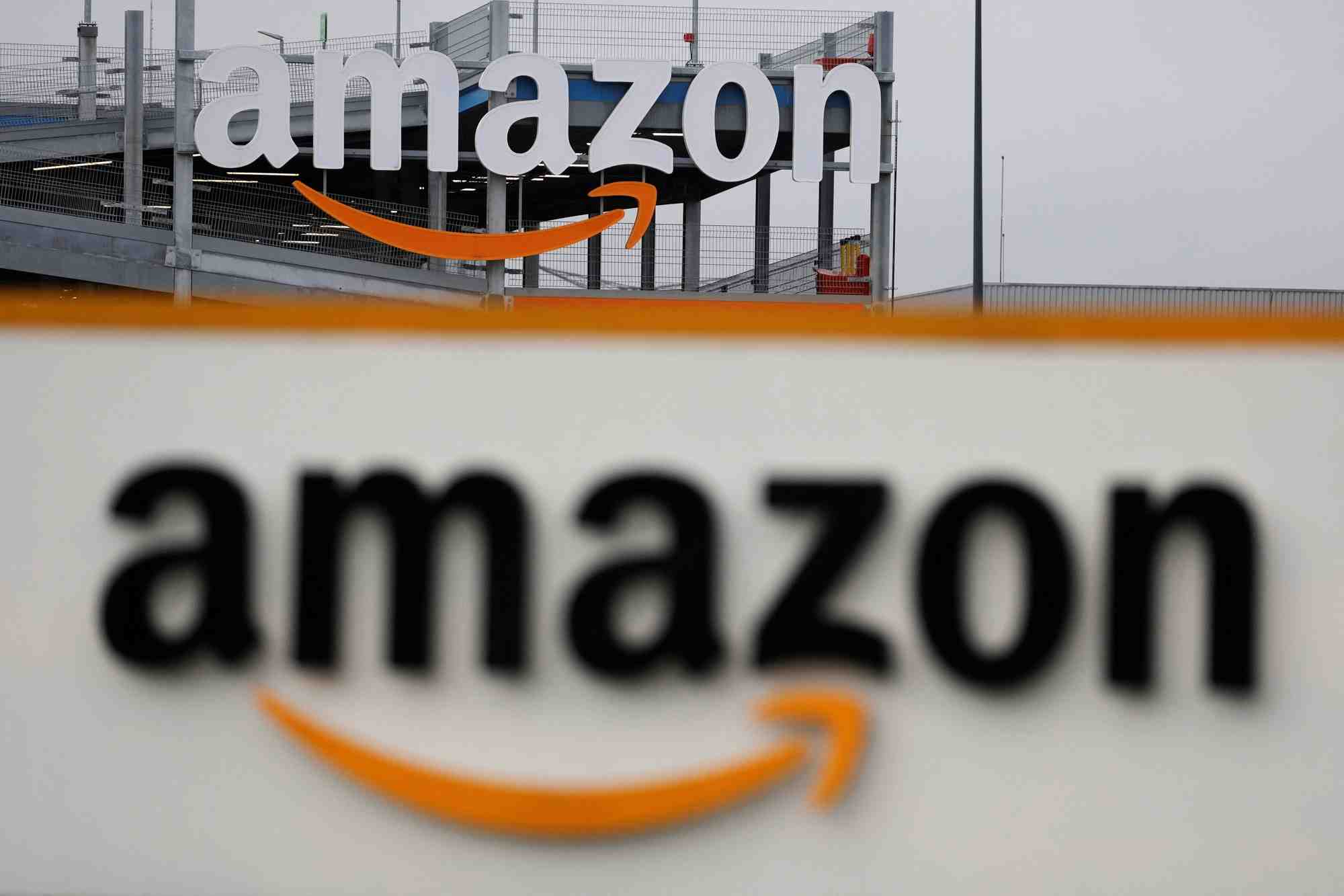 Le logo d'amazon au centre logistique de l'entreprise a lauwin-planque