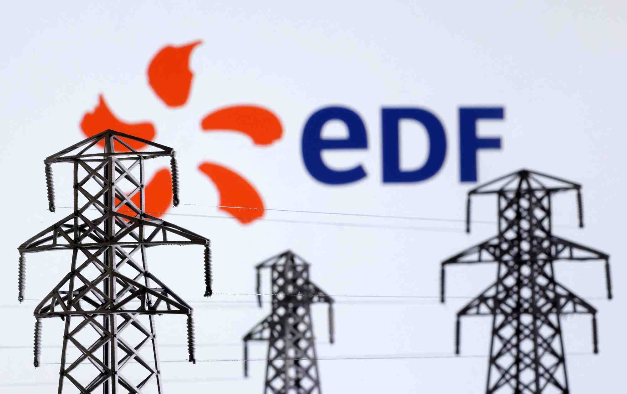 Photo d'illustration montrant des miniatures de pylones et le logo d'edf