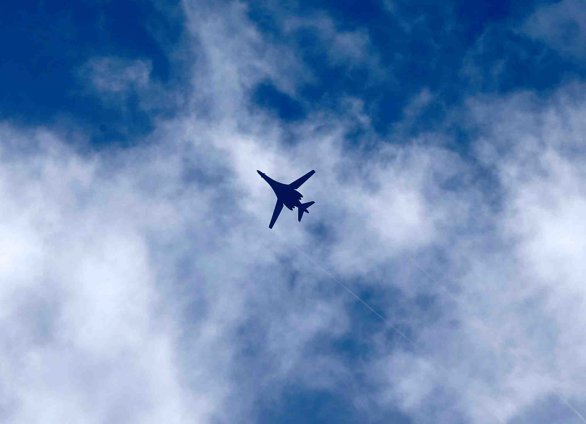 Un bombardier b-1 de l'armee de l'air americaine survole la ville syrienne de kobani