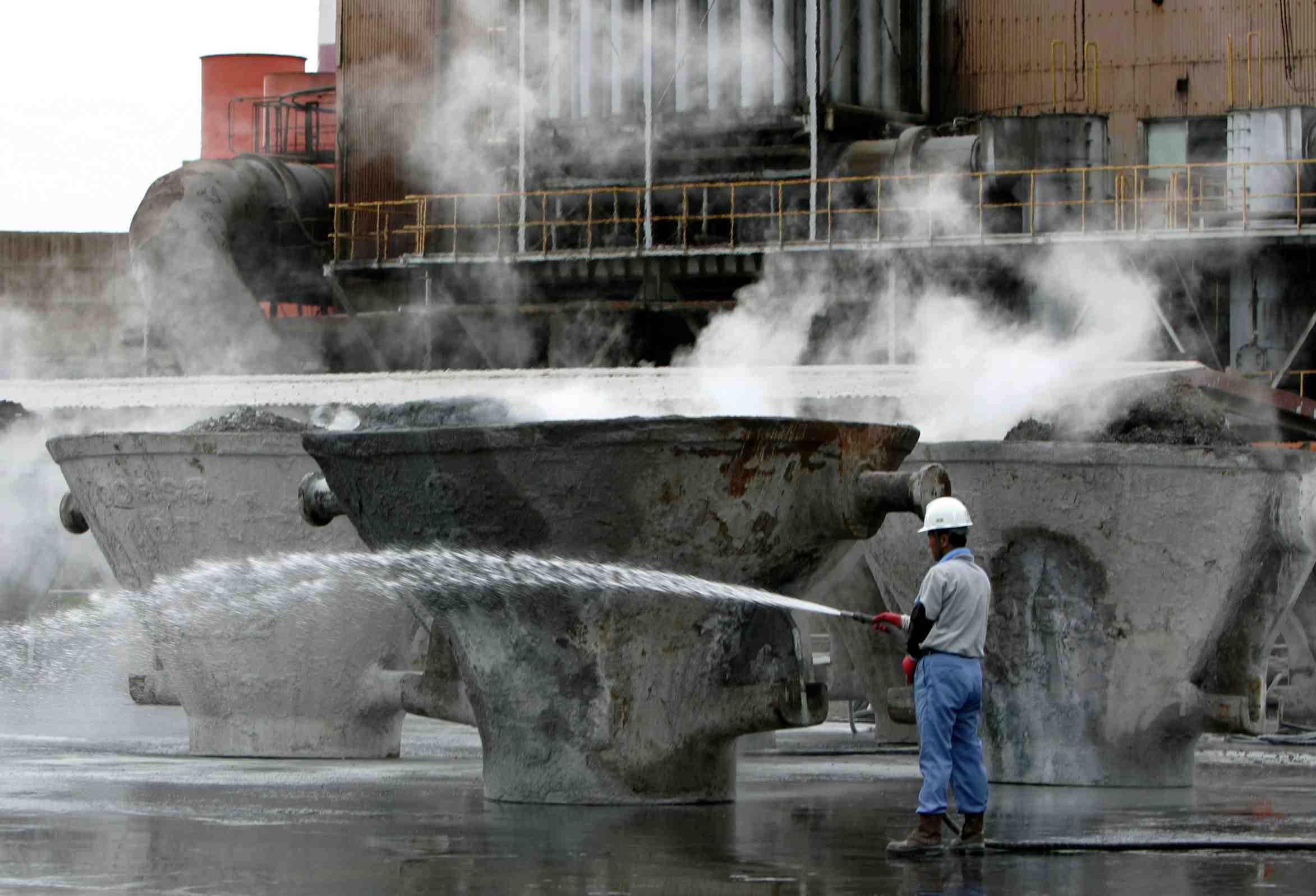 Un emploi sud-coréen nettoie le sol près d'une fonderie au sud de Séoul