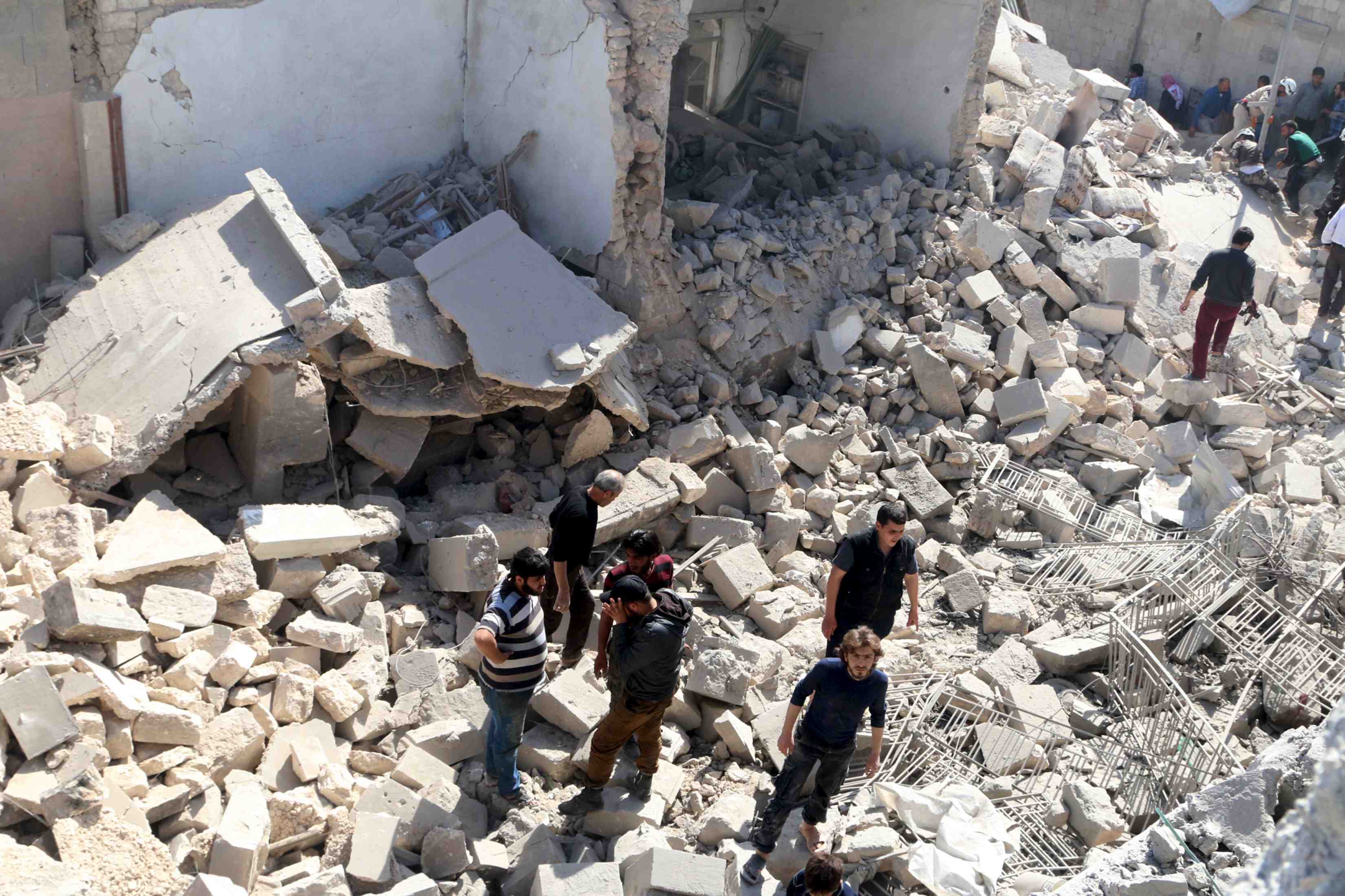 Frappes aeriennes et tirs de roquettes a alep