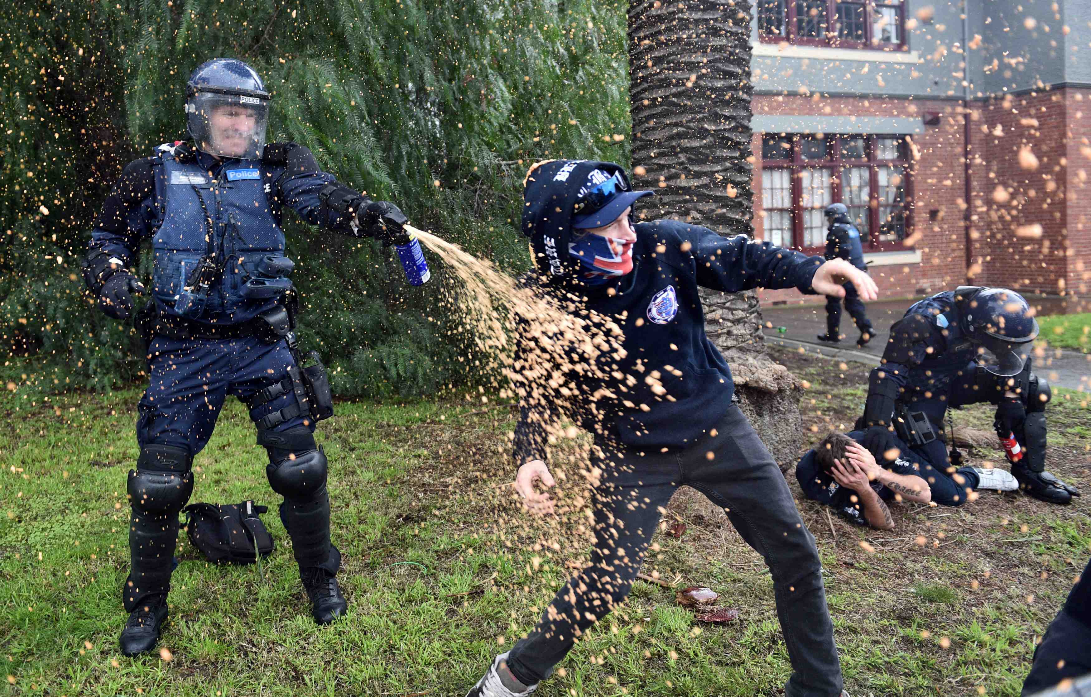 Militants nationalistes et antiracistes s'affrontent a melbourne