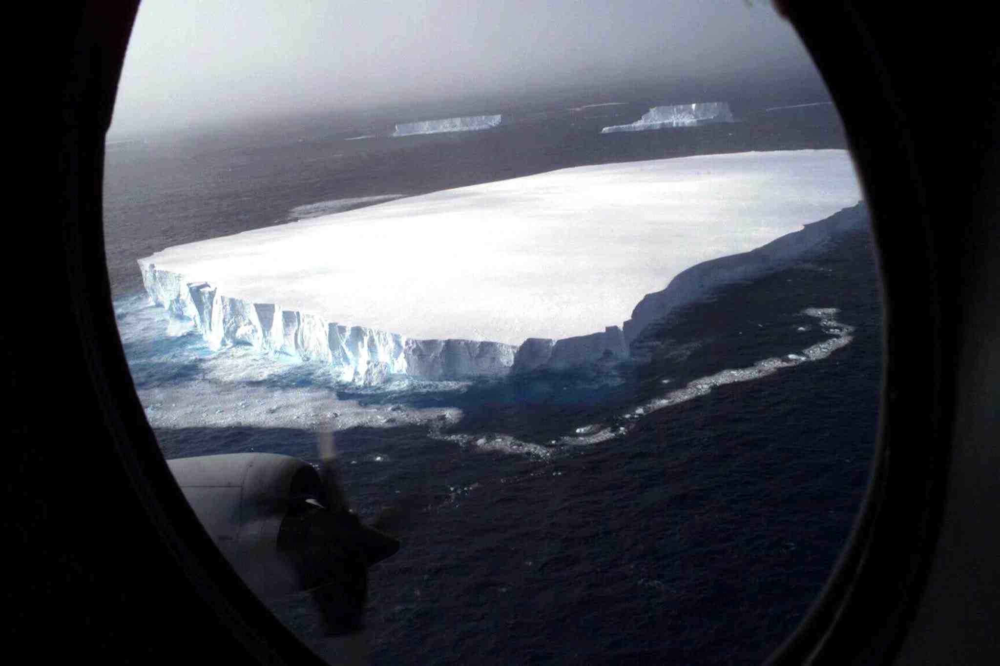 Iceberg géant, océan antarctique, banquise, glacier, fonte des glaces, réchauffement climatique, Chili, Terre de feu, Cap Horn, pôle Sud,