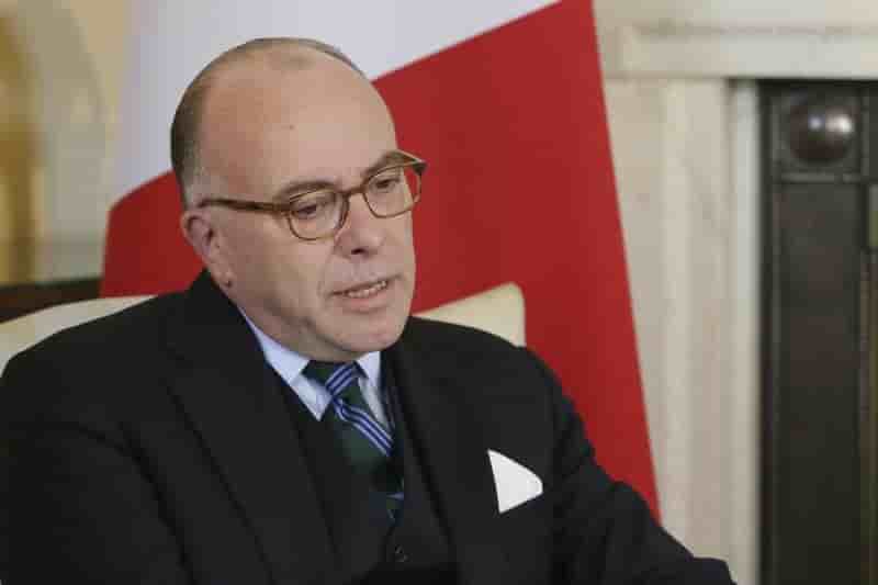 Cazeneuve denonce une "derive" de le pen sur les fonctionnaires
