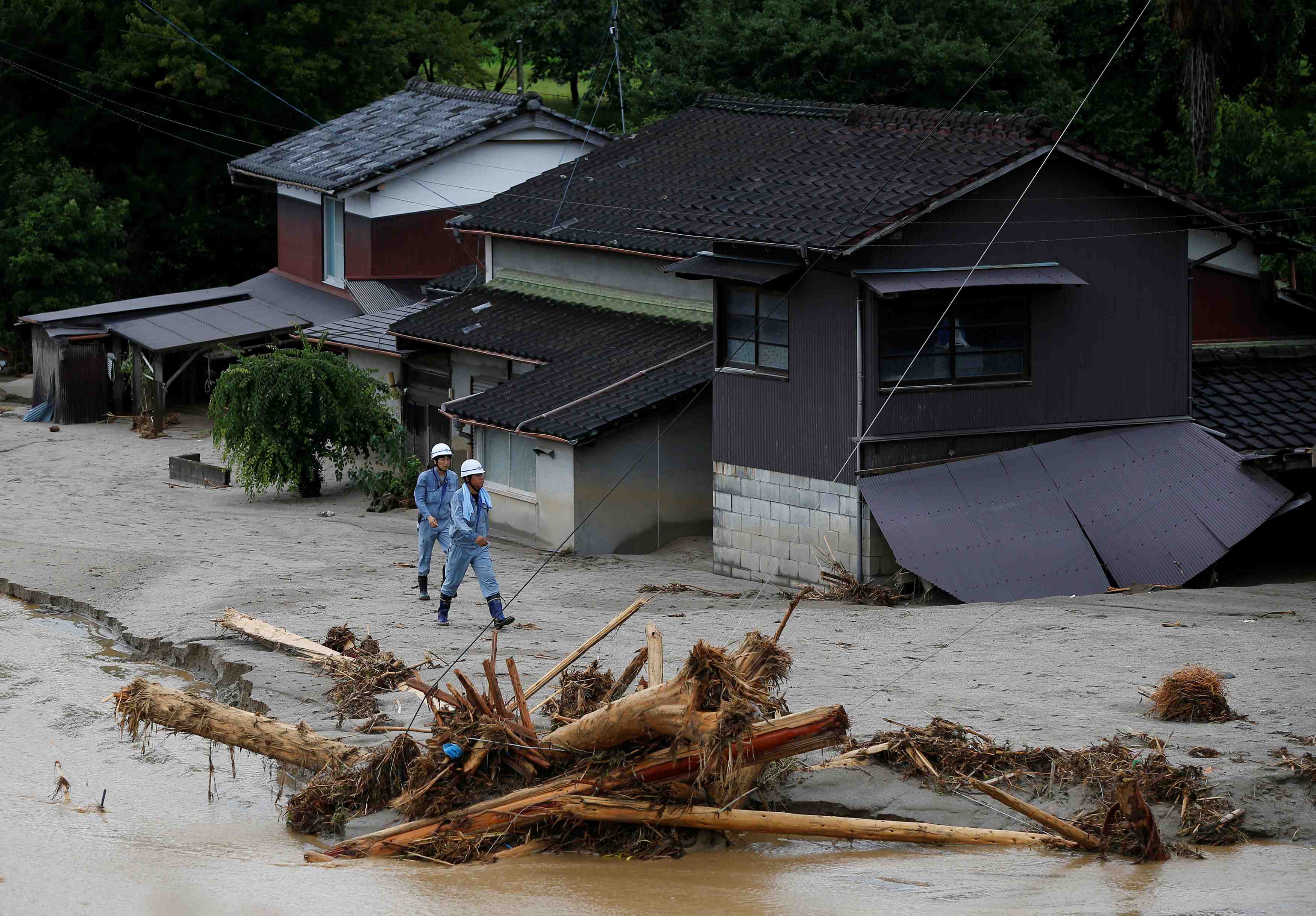Le sud-ouest du japon a nouveau menace par les intemperies
