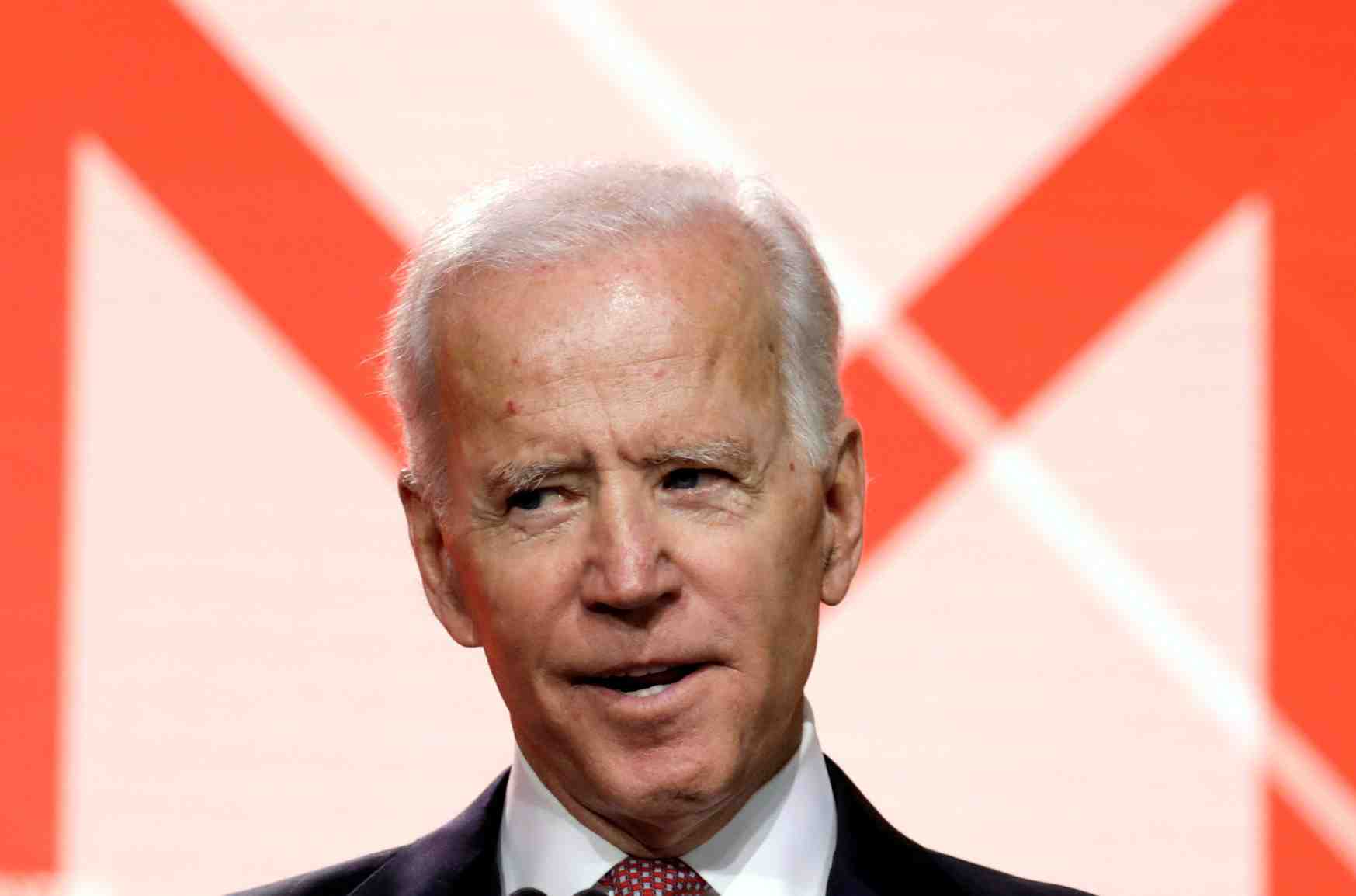 Les democrates suspendus a la decision d'"oncle joe" biden
