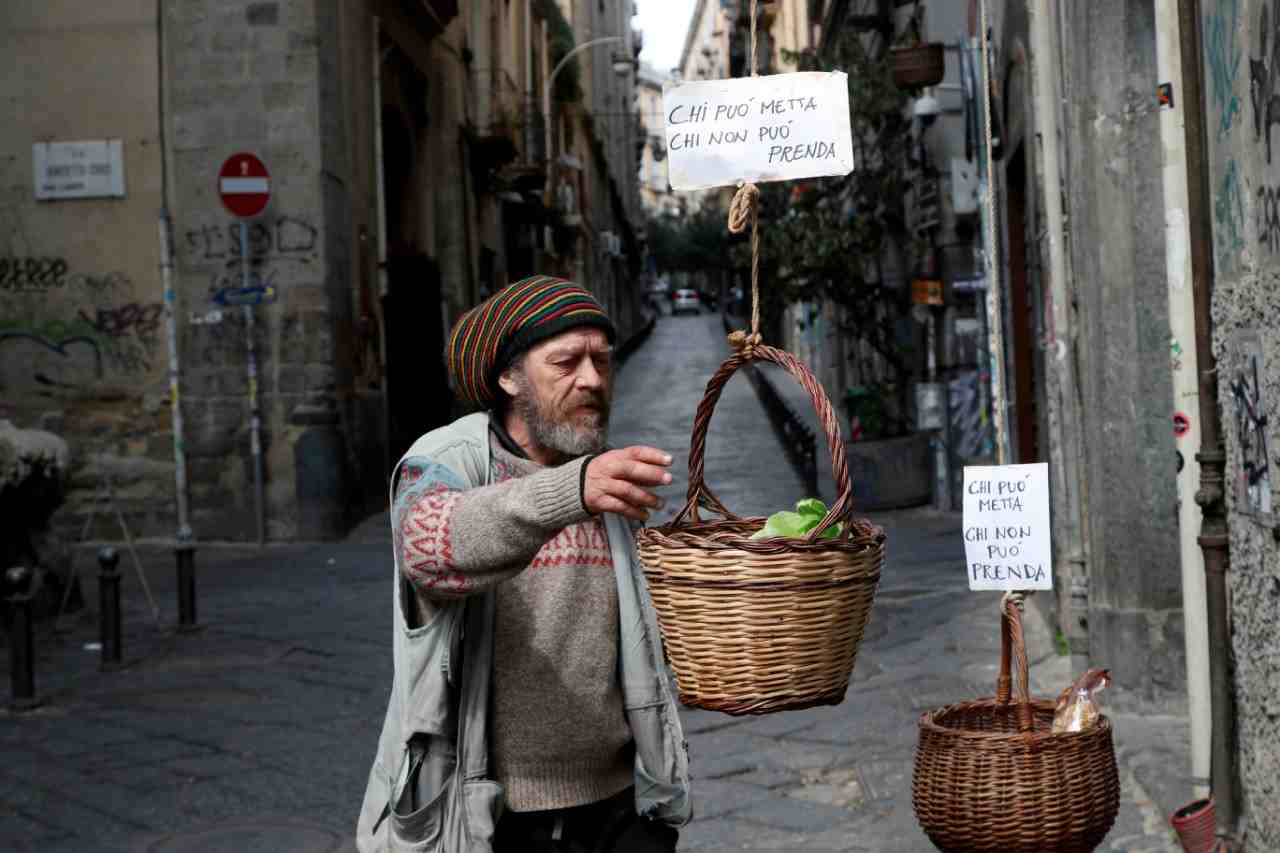 Posés dans les rues ou accrochés aux balcons, des paniers remplis de vivres ont commencé à paraître, accompagnés de panneaux écrits à la main: "Si vous pouvez, mettez quelque chose, sinon prenez".