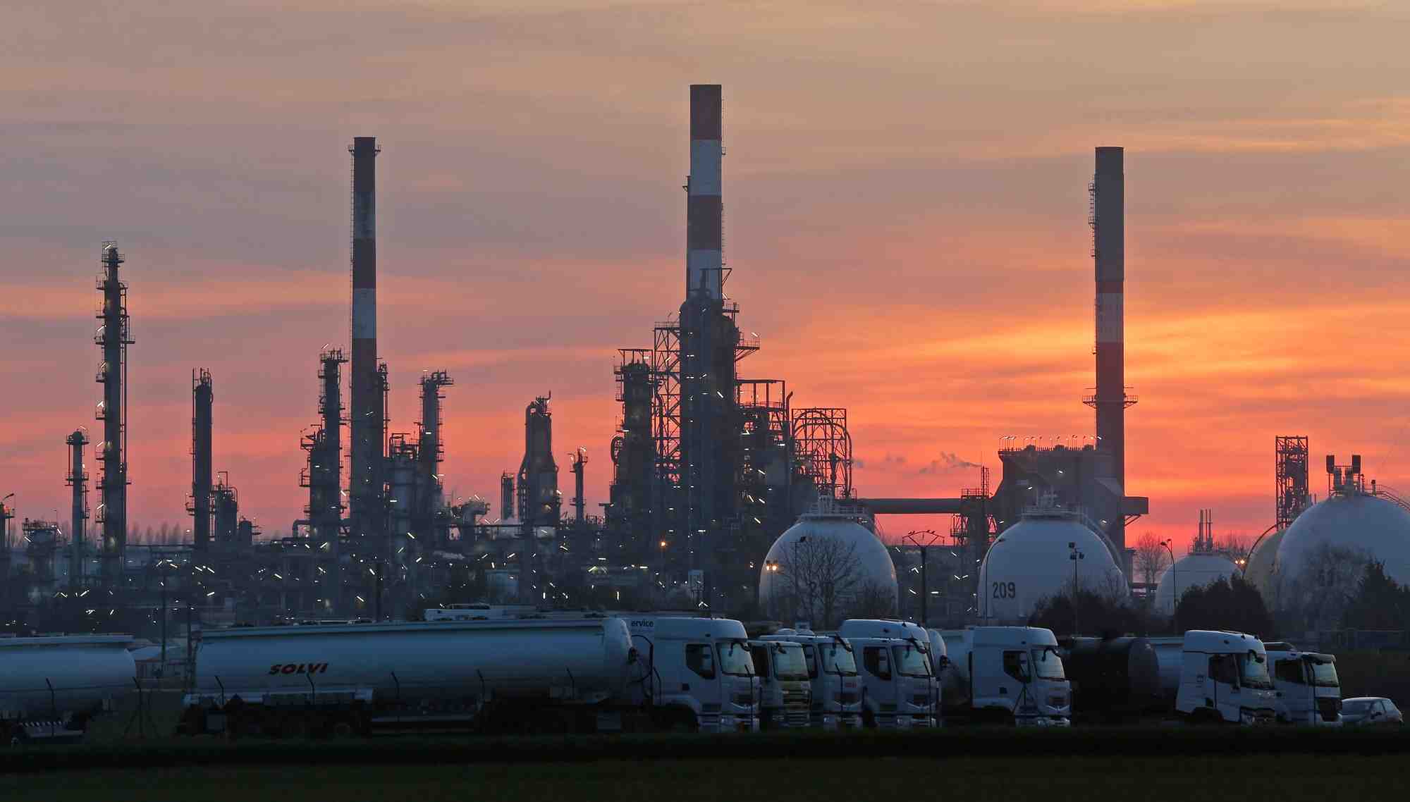 Les salaries de la raffinerie de grandpuits poursuivent les blocages