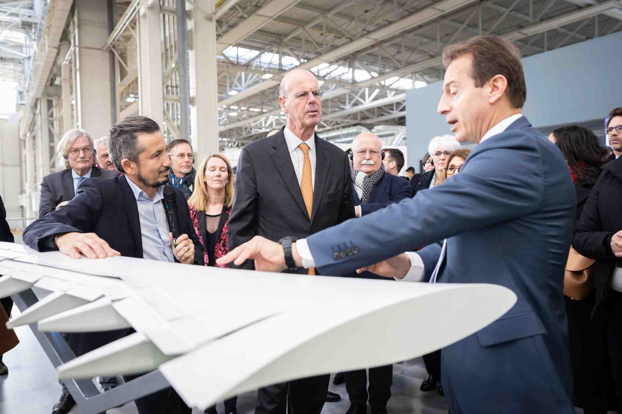 Le ministre de l'Economie Eric Lombard en visite à Airbus ce jeudi avec Guillaume Faury, président exécutif d'Airbus.