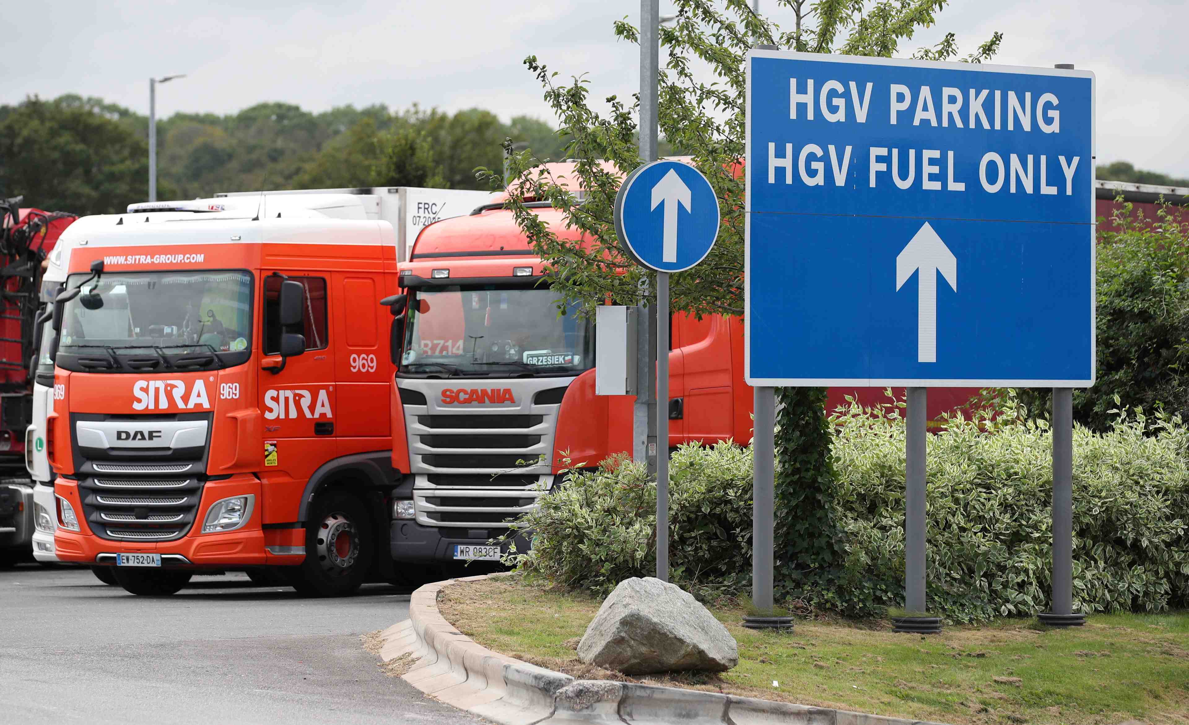 Confrontee a une penurie de routiers, londres prete a des assouplissements