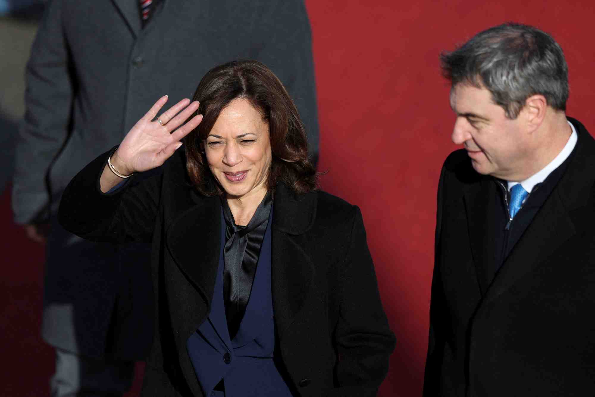 Photo de la vice-presidente americaine kamala harris accueillie a l'aeroport de munich par le premier ministre de l'etat de baviere, markus soeder