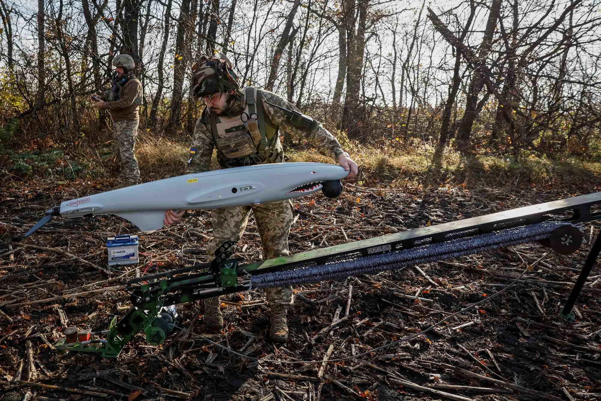 Un militaire des forces armees ukrainiennes installe un drone "shark" avant de le lancer dans la region de kharkiv