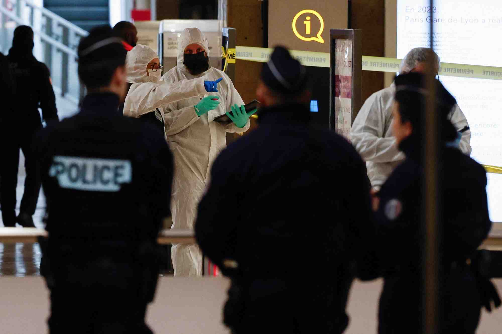 Des soldats securisent la zone d'une gare ferroviaire apres une attaque au couteau a paris