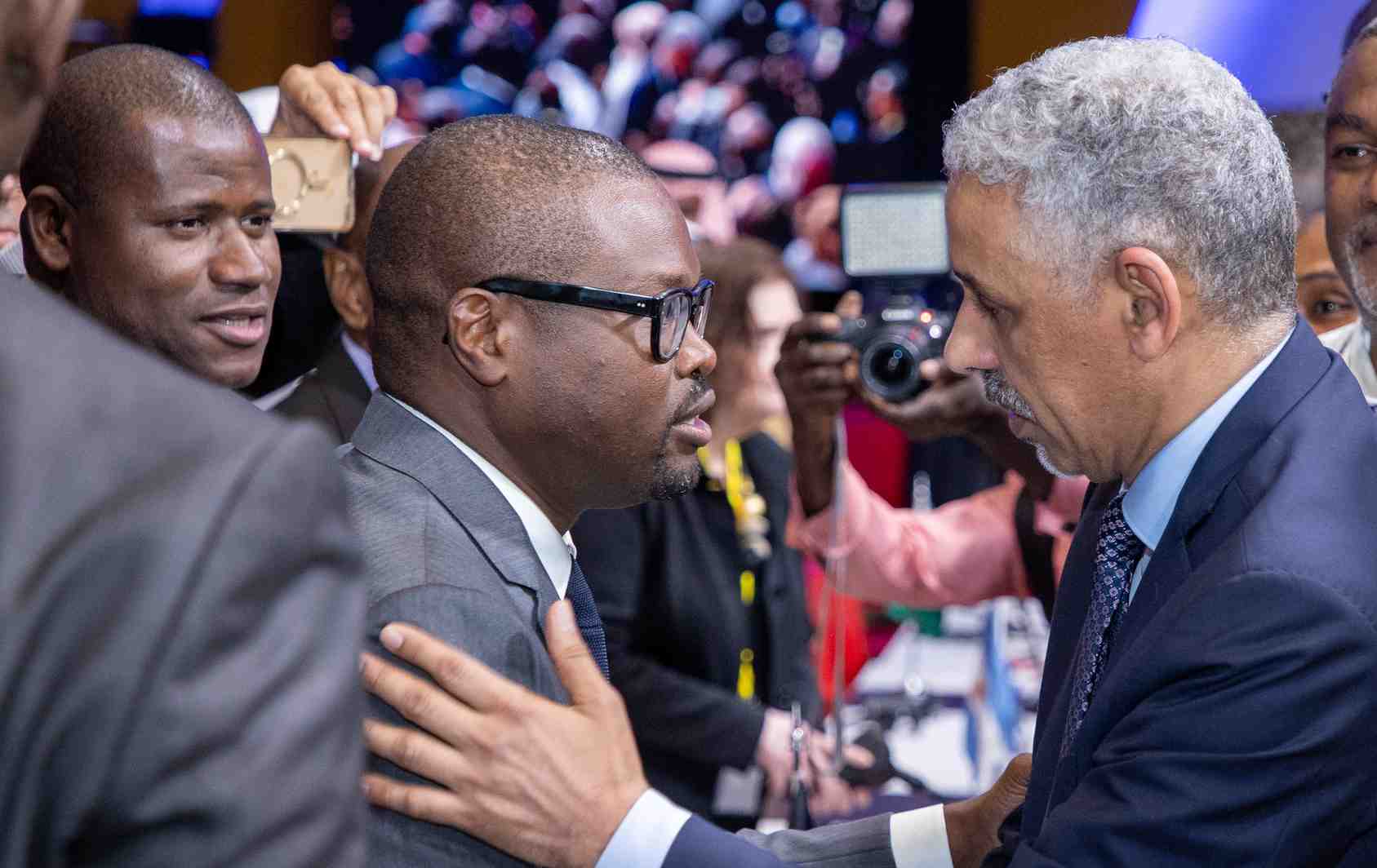 Sidi Ould Tah, juste après son élection en tant que président de la Banque africaine de développement le 29 mai dernier, échangeant avec Romuald Wadagni, ministre de l'Economie et des Finances du Bénin.