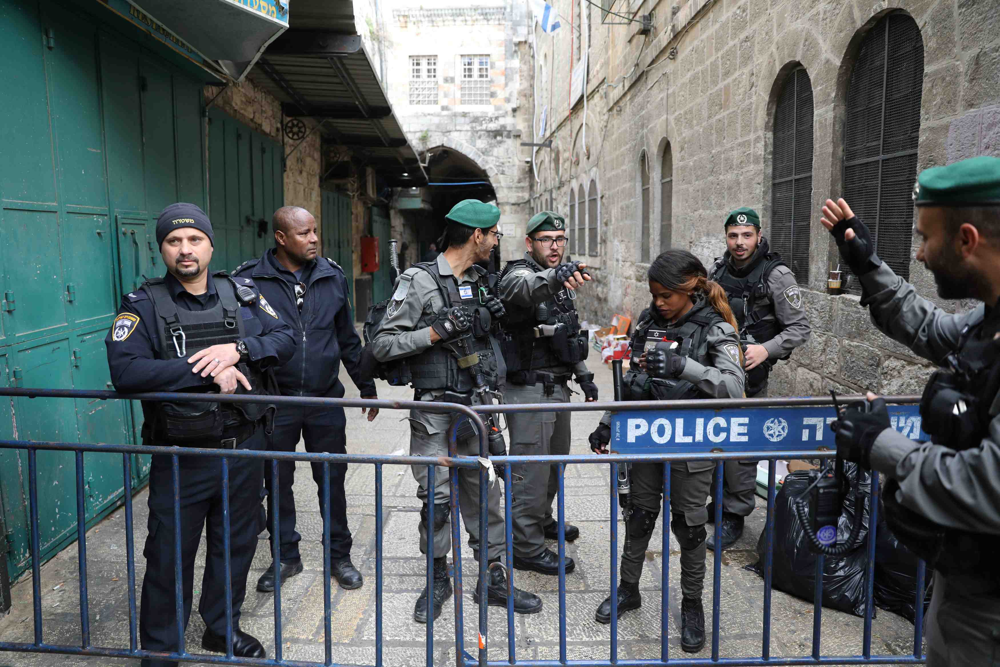 Un palestinien tue apres avoir attaque trois israeliens