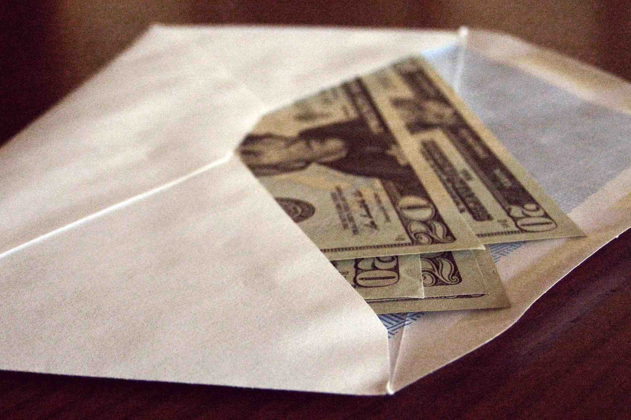 corruption, pot de vin, enveloppe d'argent, billet, dessous de table,