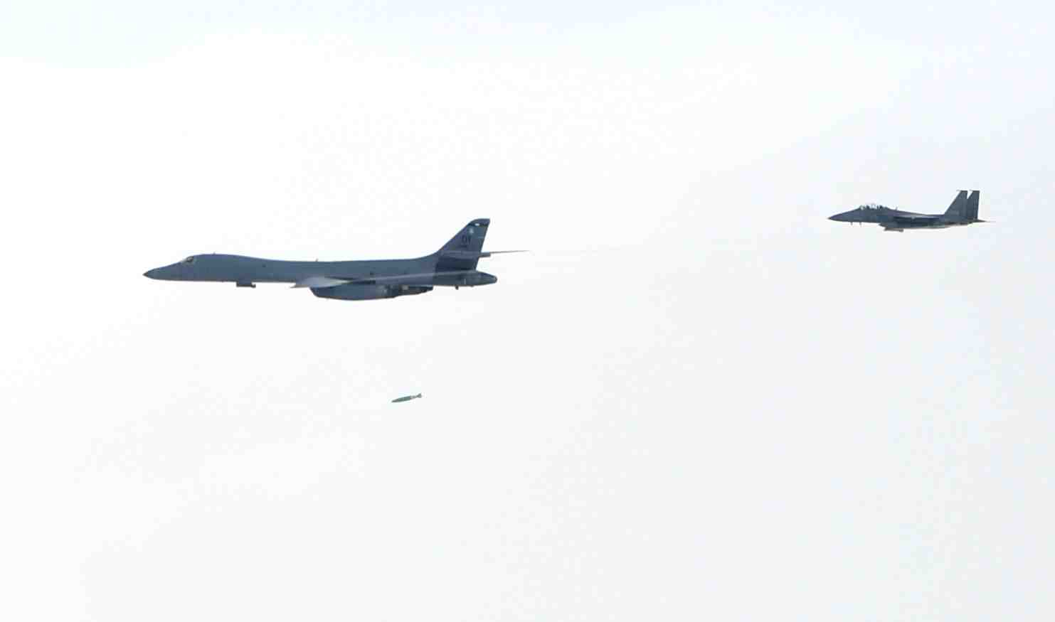 En coree, deux bombardiers americains procedent a des manoeuvres