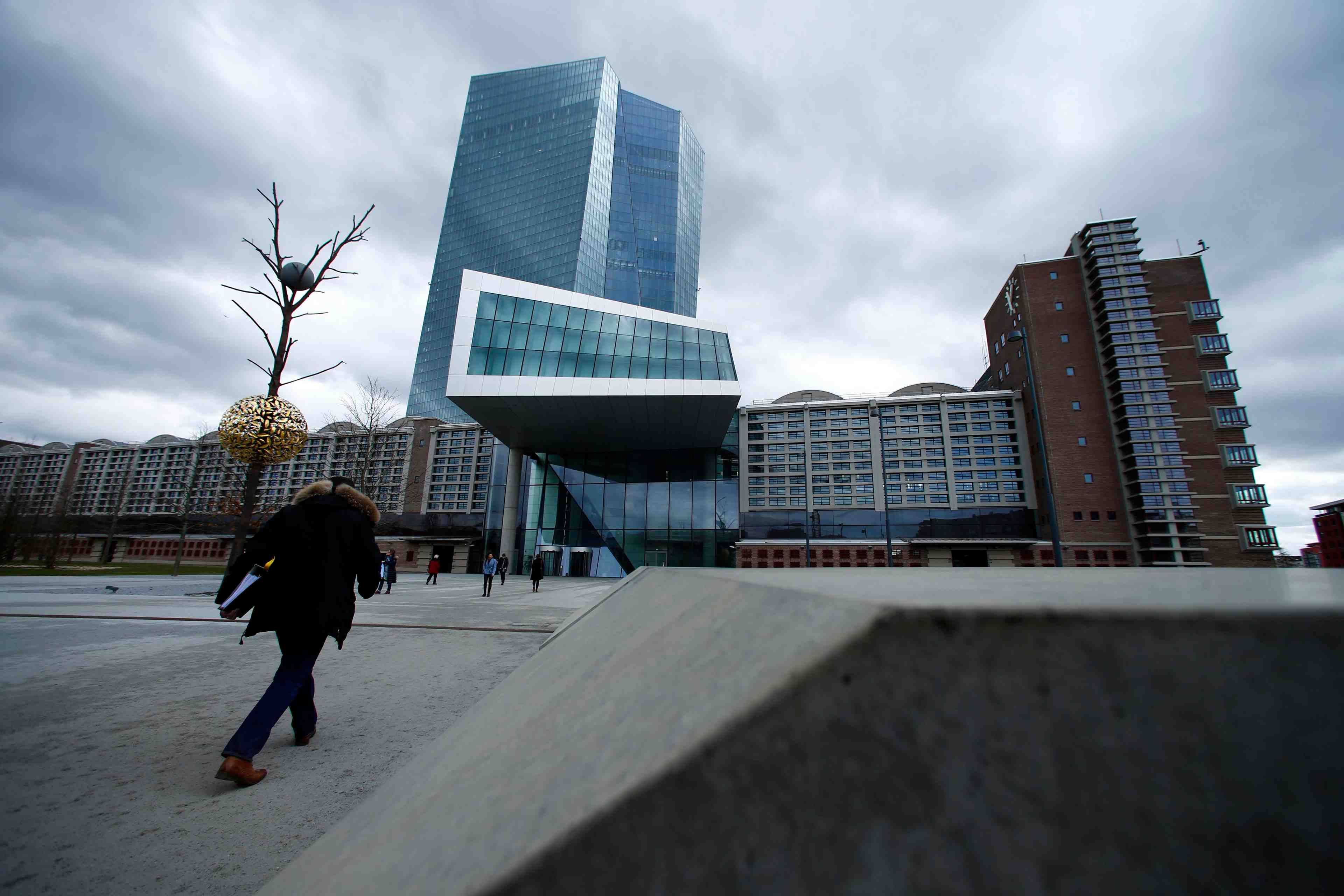 La bce durcit a peine le ton, les taux montent, l'euro hesite