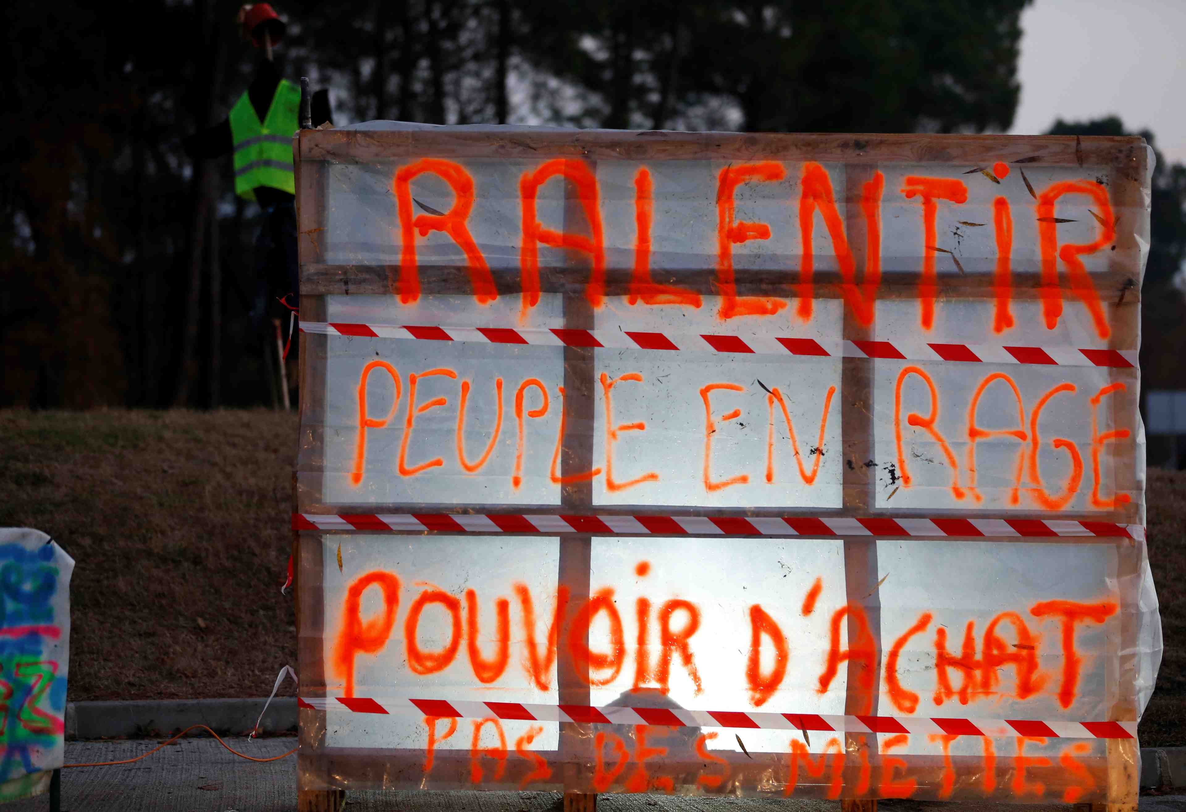 Gilets jaunes: les syndicats denoncent les violences, greve des routiers en vue