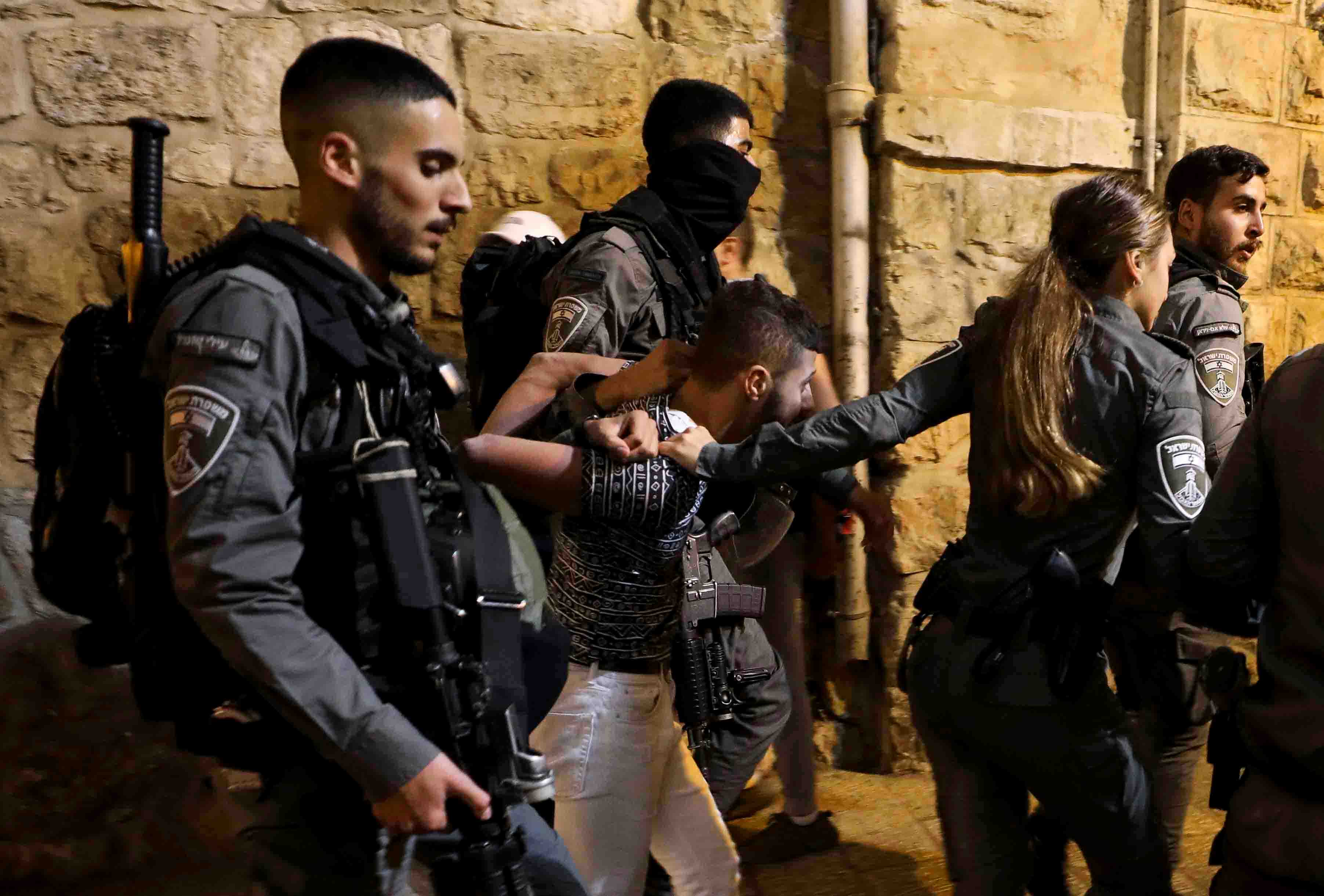 Deux policiers israeliens poignardes, l'assaillant palestinien tue