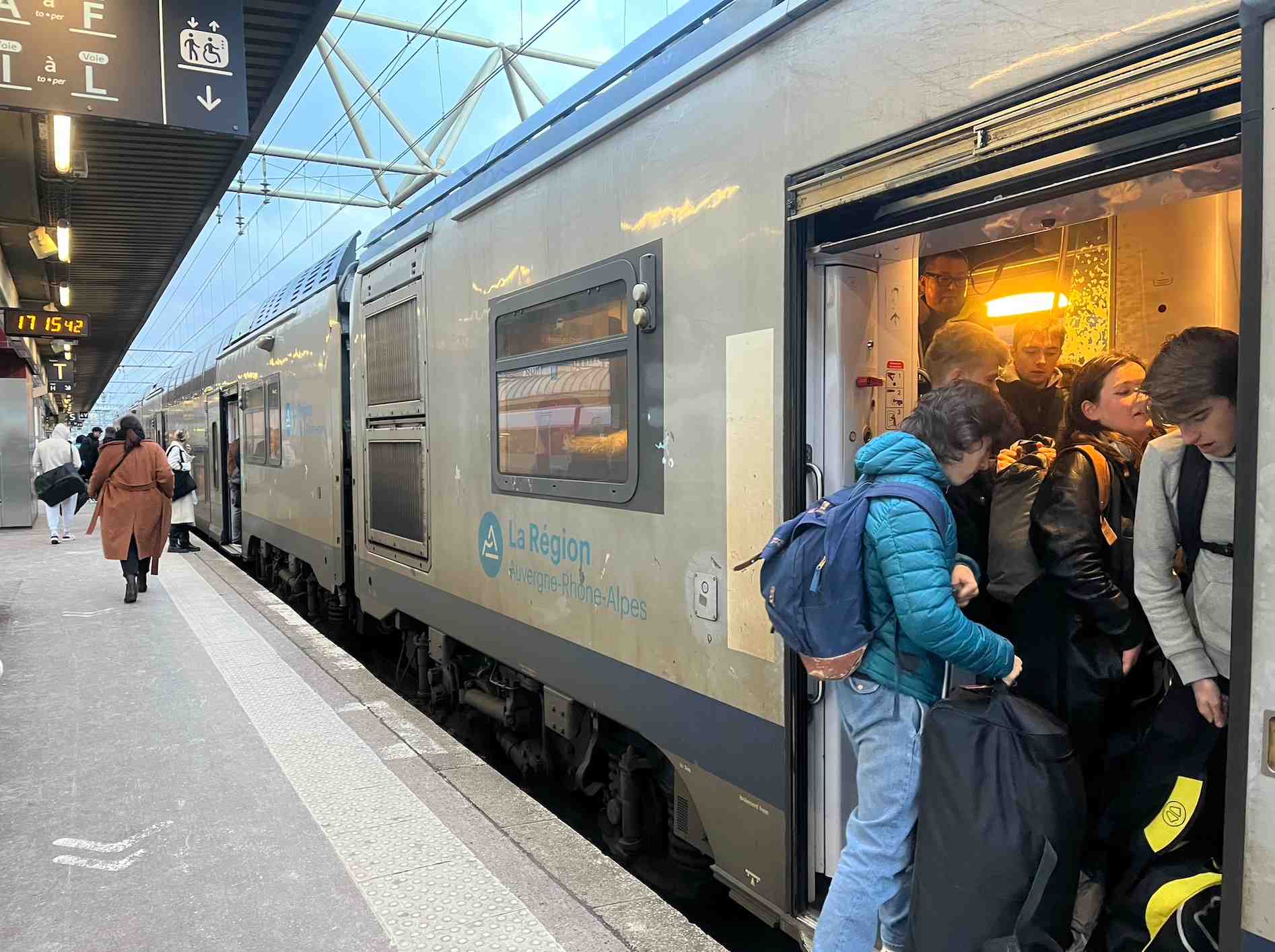 Avec ce projet de RER métropolitain auvergnat, l'offre ferroviaire devrait augmenter de 30% sur les TER à horizon 2029, les transports collectifs de bus devraient aussi monter en puissance dans les agglomérations du périmètre.