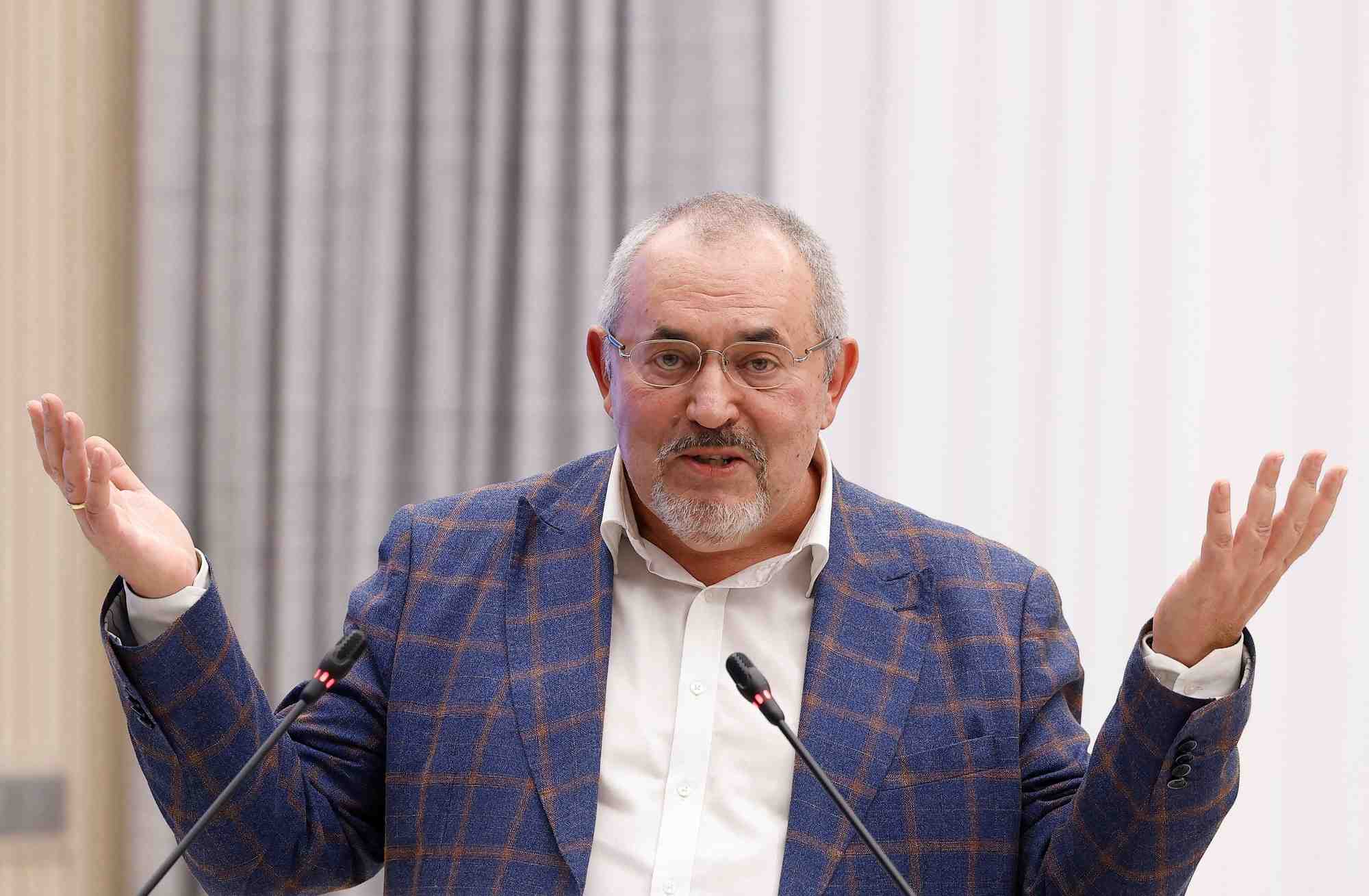 Boris nadejdine s'exprime lors d'une session de la commission electorale centrale a moscou