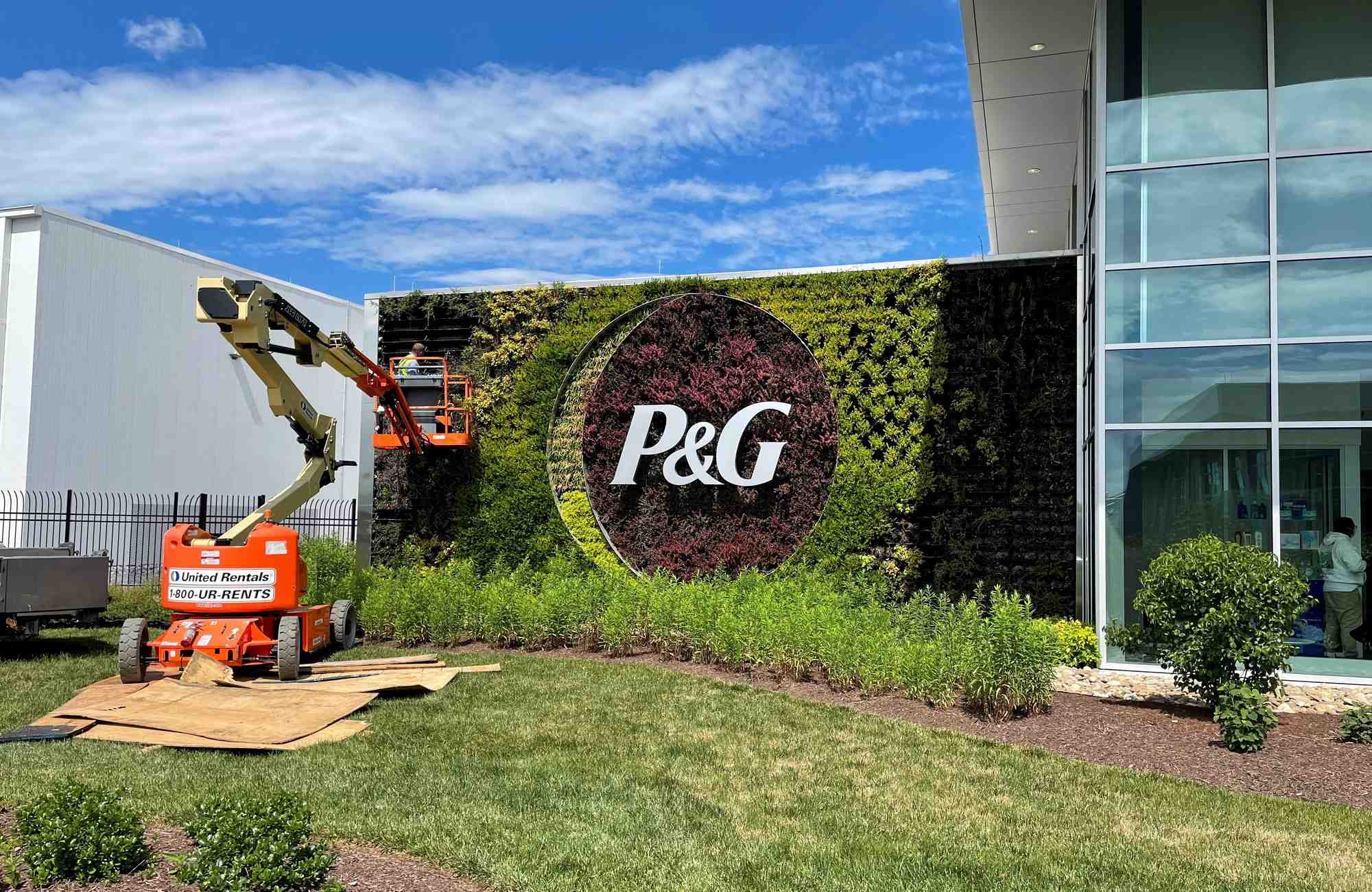 Le logo de procter & gamble a l'entree de son usine de tabler station, aux etats-unis