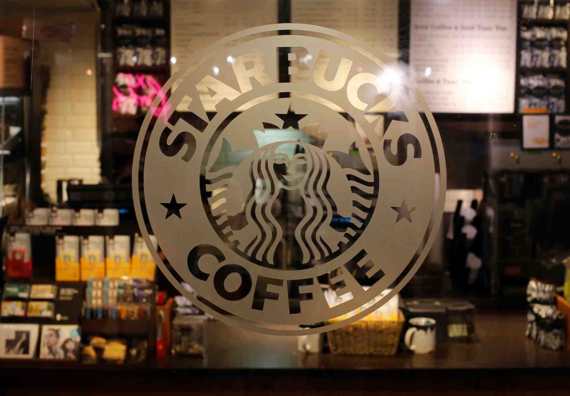 Le fonds activiste Elliott a réussi à remplacer l'an dernier le PDG de Starbucks.