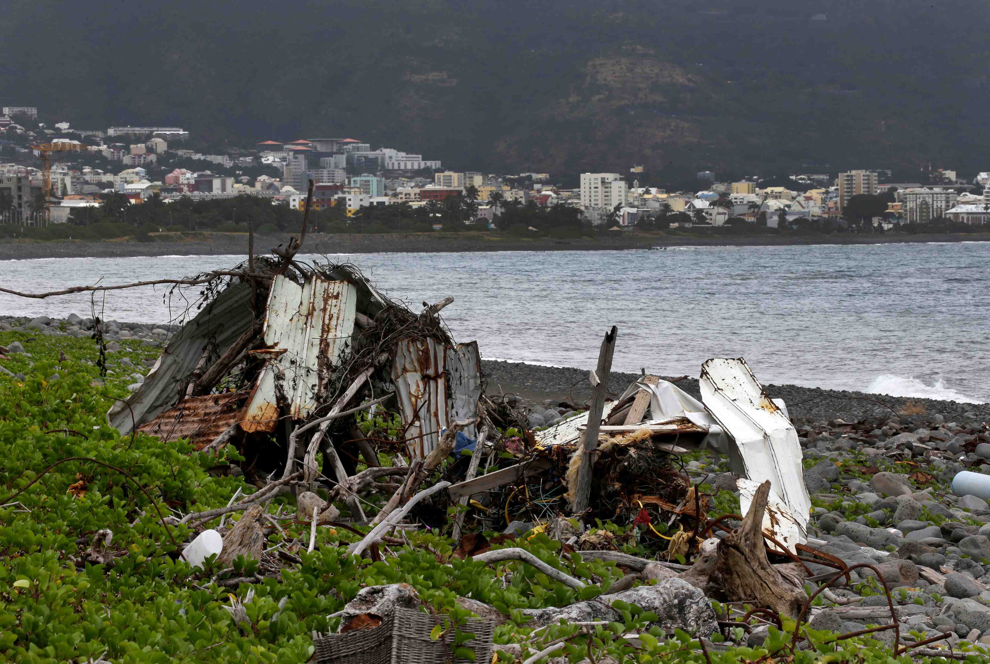 La malaisie evoque de nouveaux debris d'avion decouverts a la reunion