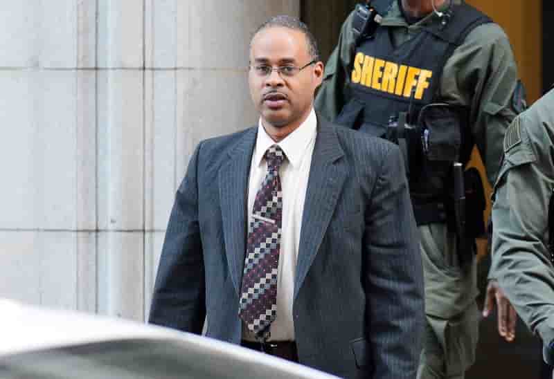 Un des policiers mis en cause dans la mort de freddie gray acquitte