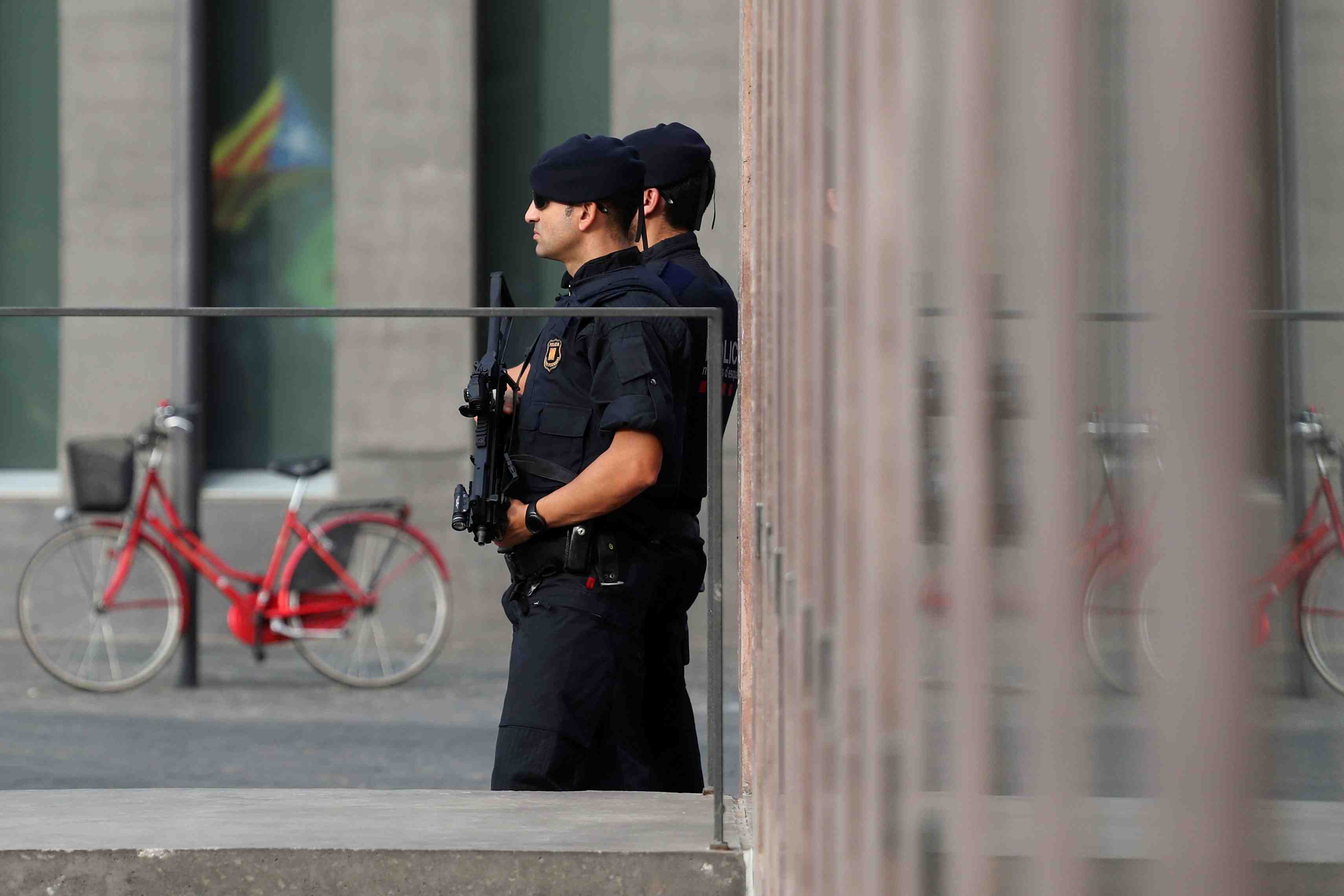 Madrid envoie des renforts de police en catalogne