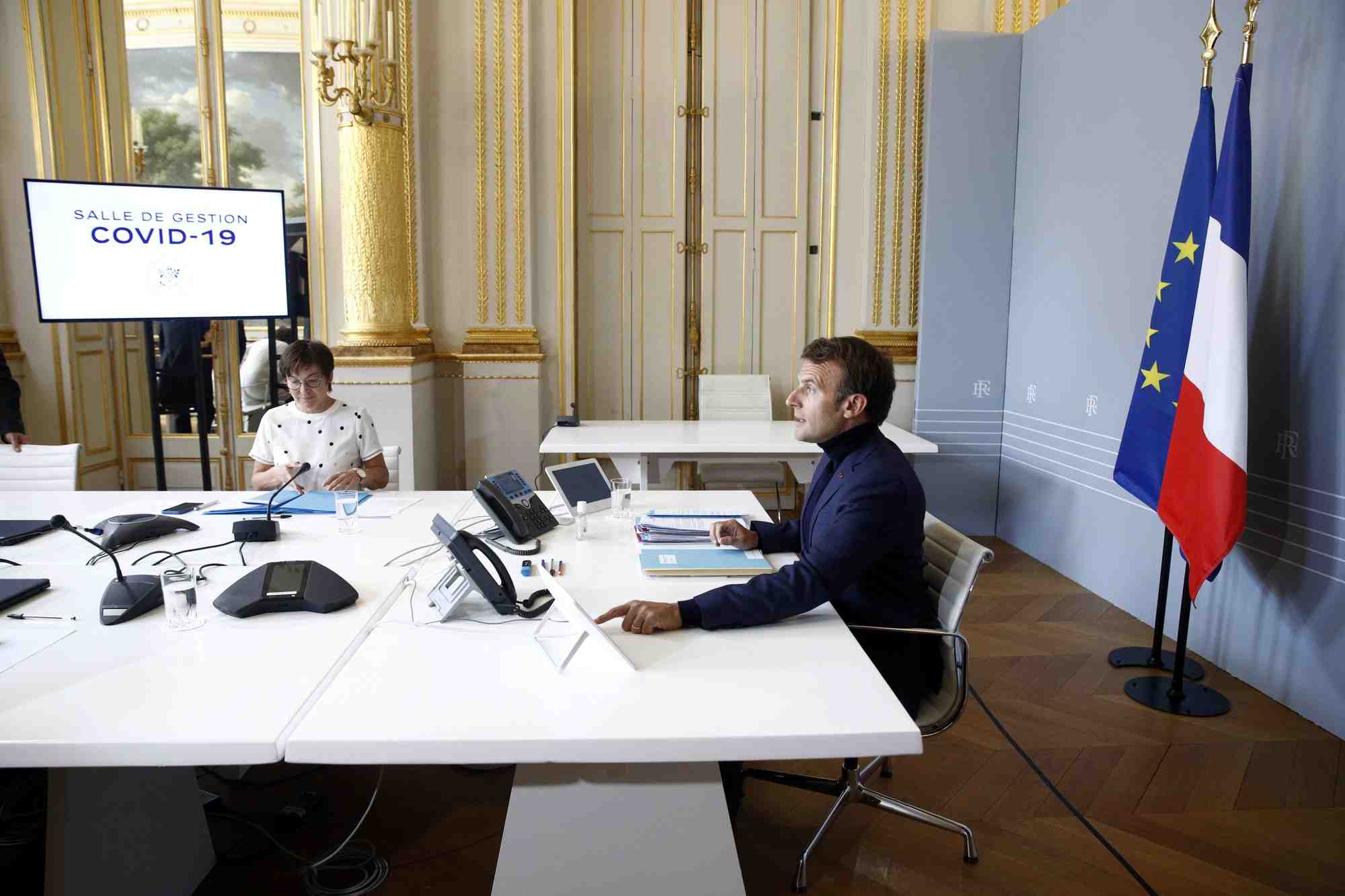 Coronavirus : Emmanuel Macron assiste, depuis le palais de l'Élysée, à une visioconférence avec des autorités locales des territoires d'outre-mer, le 30 avril 2020