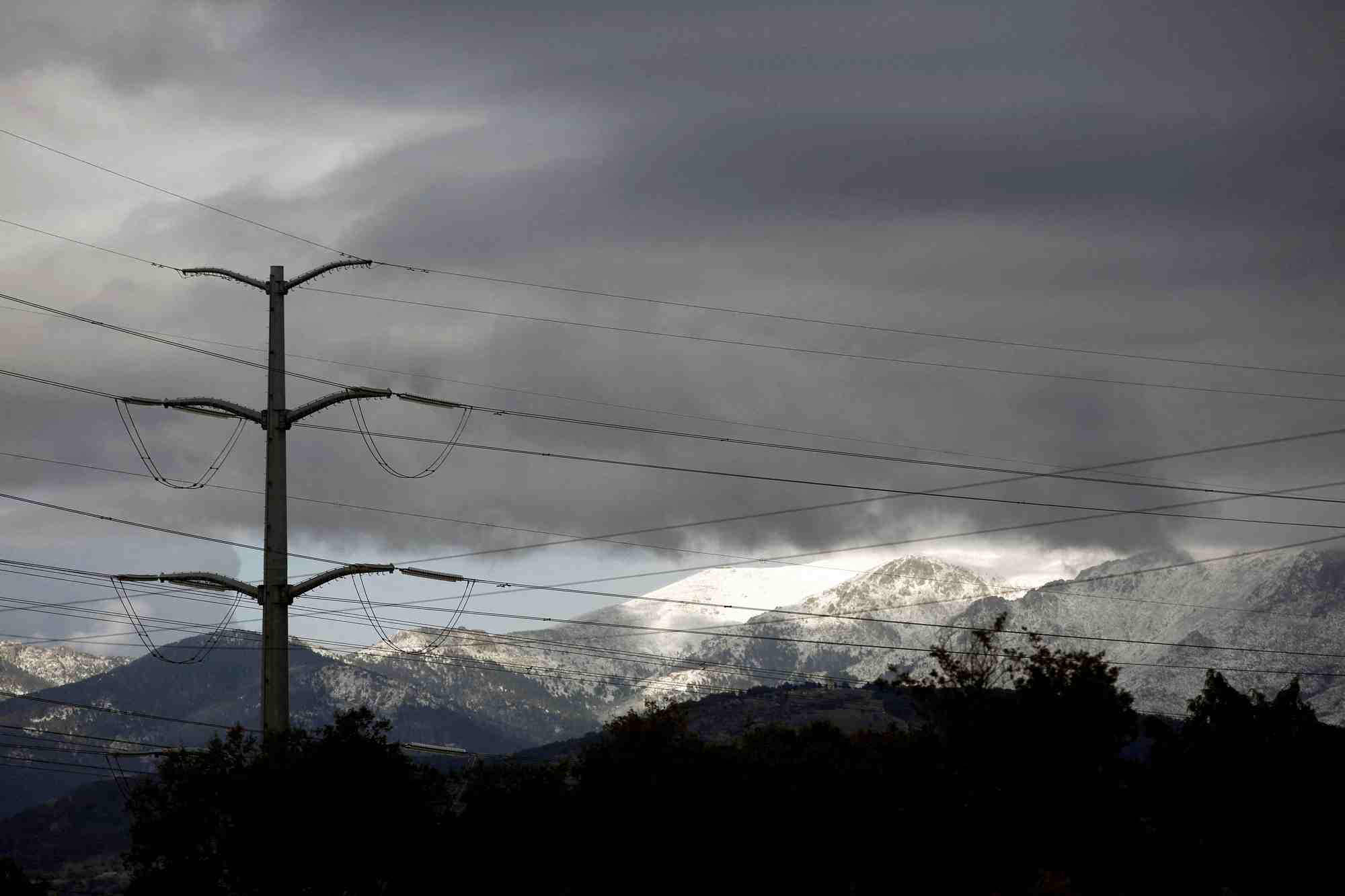L'espagne approuve un plan d'urgence face a la hausse des prix de l'energie