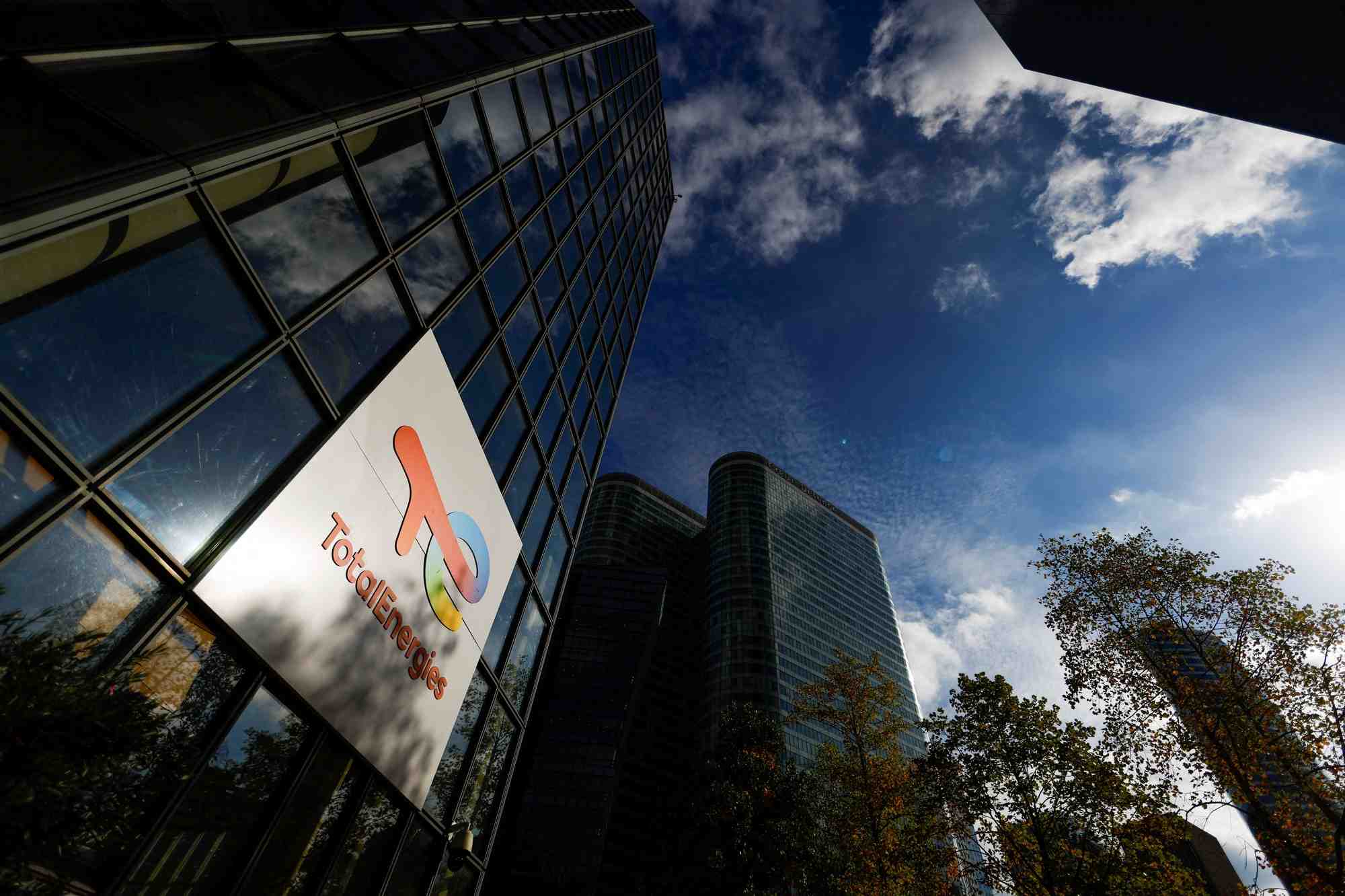 Le logo de totalenergies au siege de la societe a la defense, pres de paris