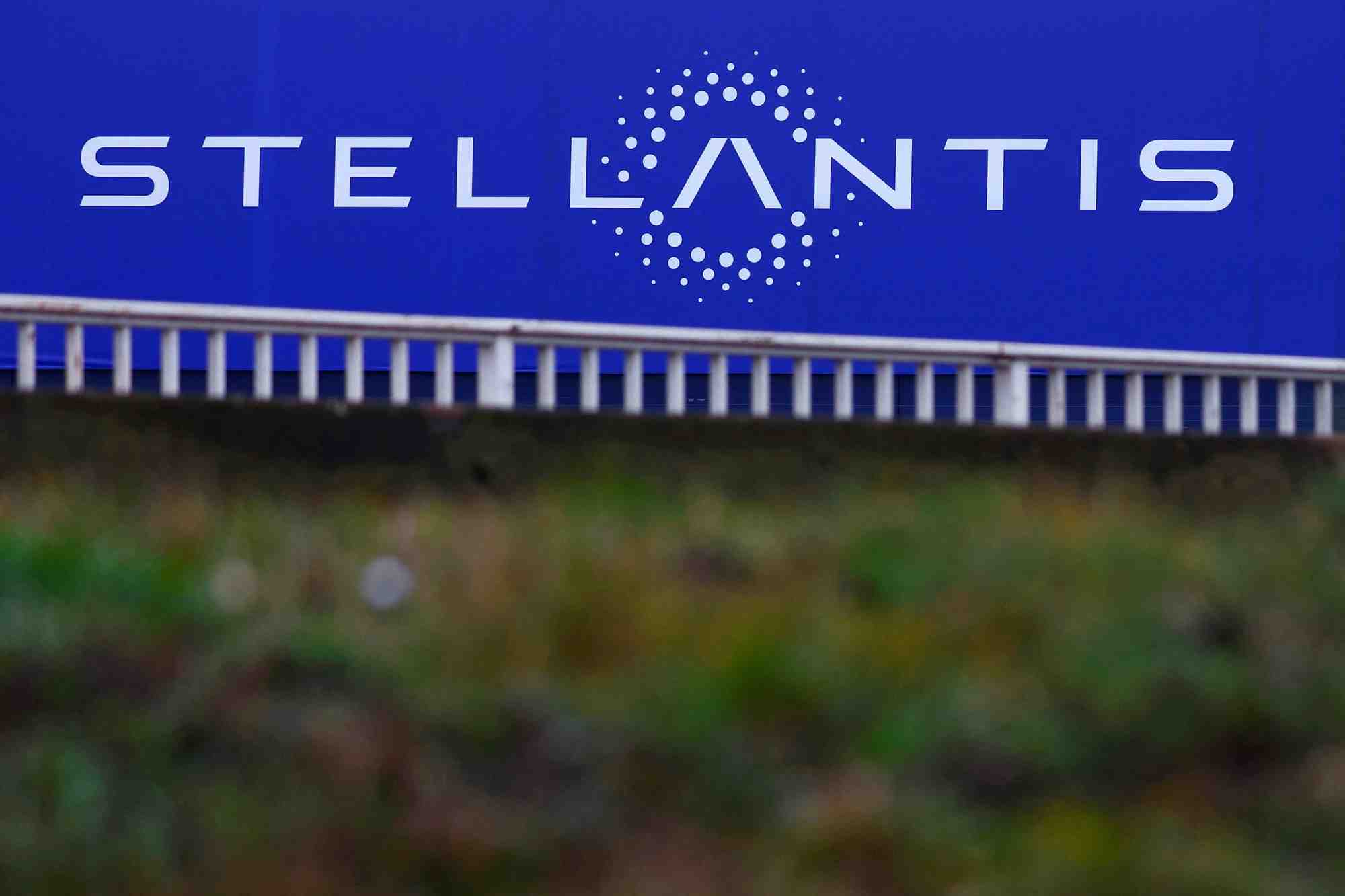 Photo d'archives du logo de stellantis sur un immeuble de la societe a velizy-villacoublay pres de paris