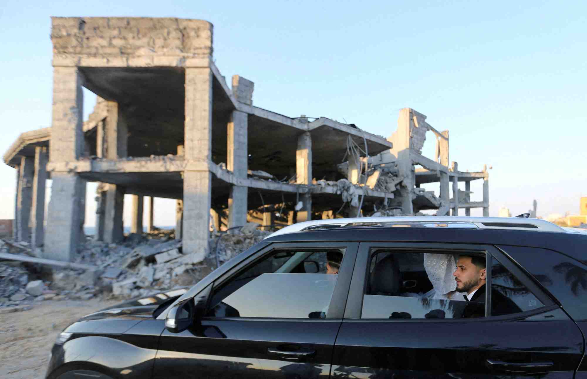 Le lieu de tournage des photos de mariage a gaza reprend ses activites malgre les dommages frequents causes par les frappes israeliennes dans la region