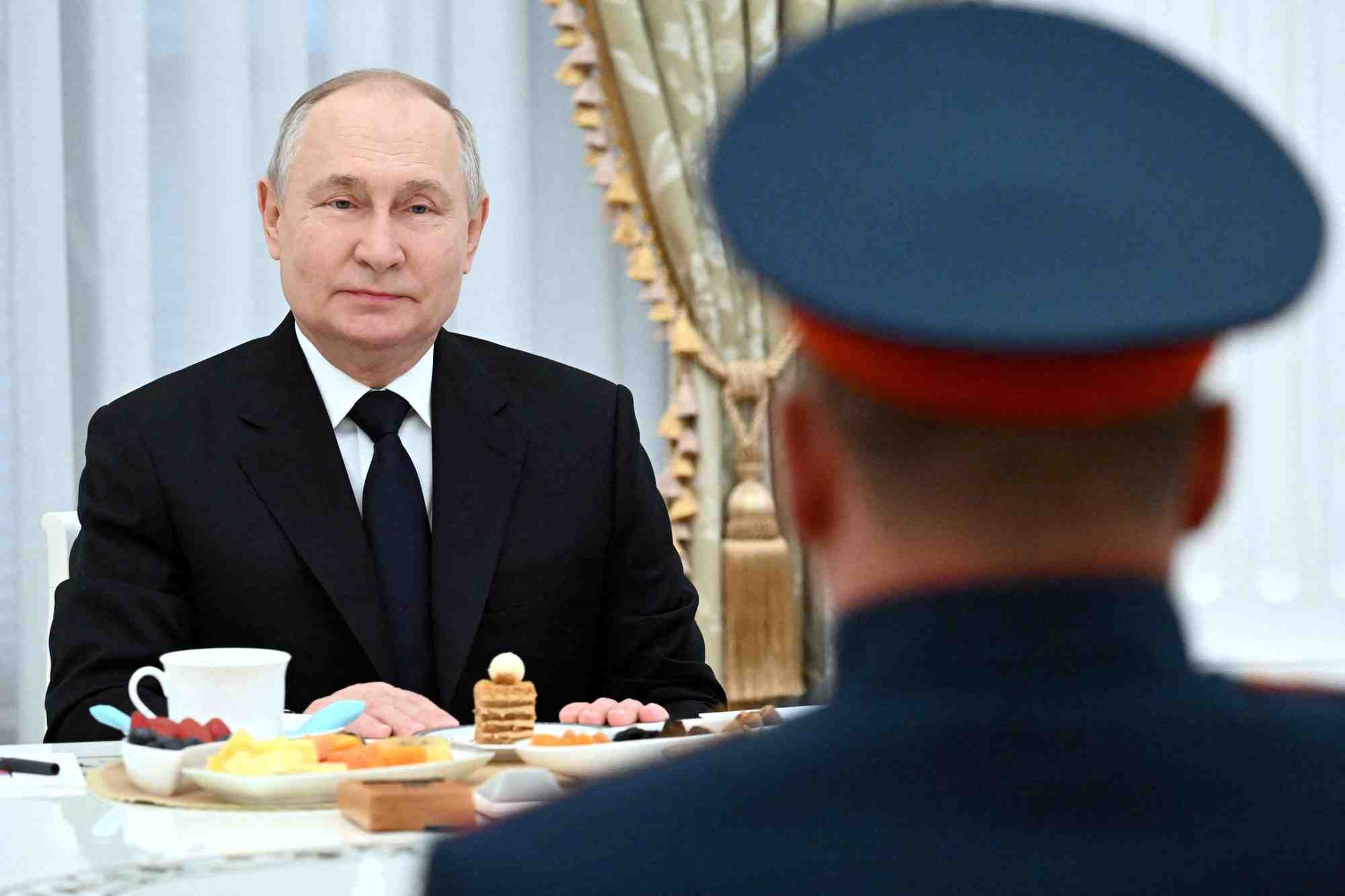 Le president russe poutine rencontre des militaires impliques dans le conflit russo-ukrainien, a moscou