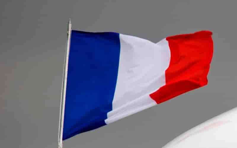 Giscard trouve "illogique" que le 8 mai soit chômé