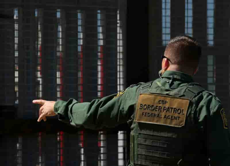 Un obstacle leve pour la pose de clotures a la frontiere americano-mexicaine