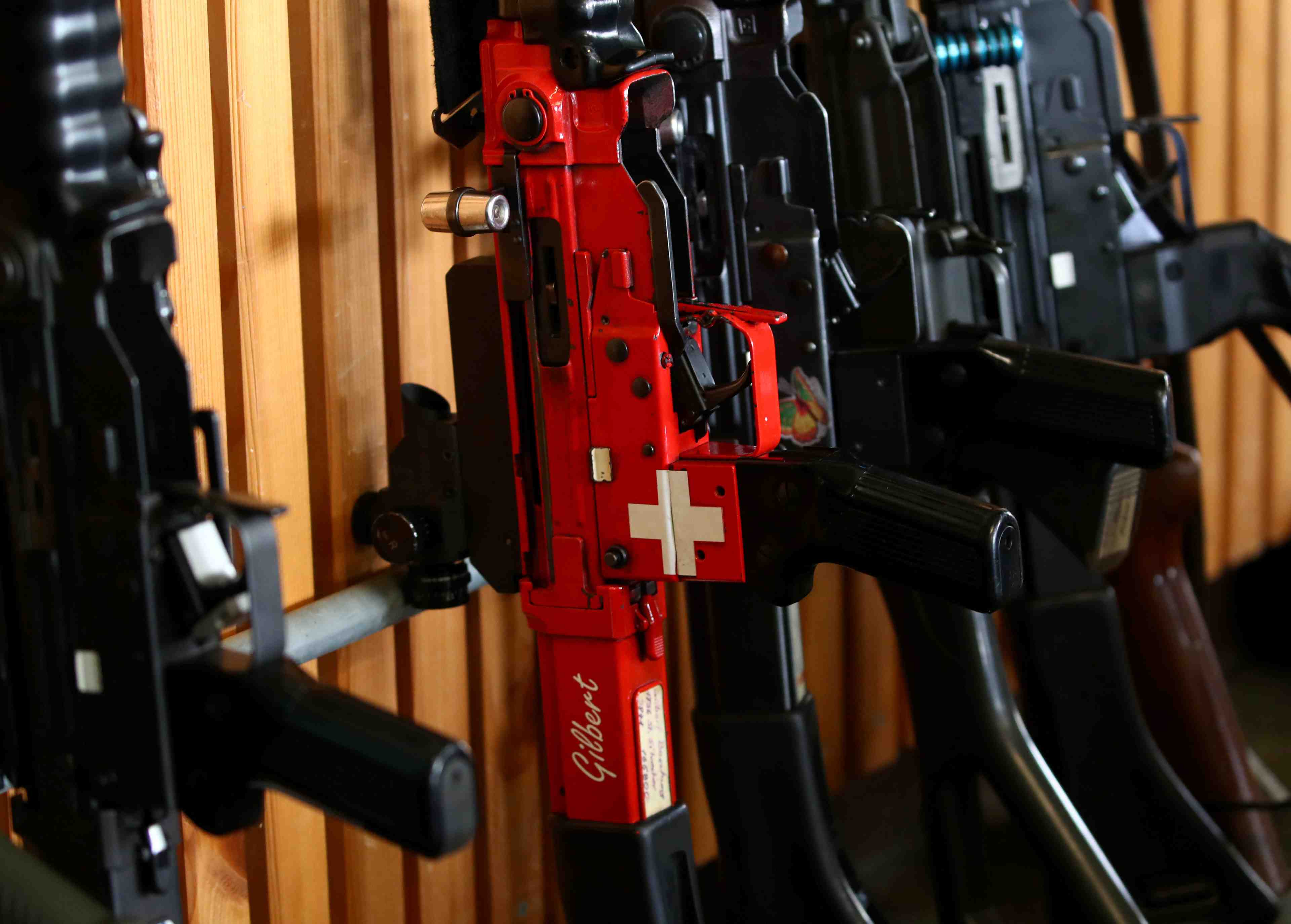 Les suisses votent pour un controle plus strict des armes a feu