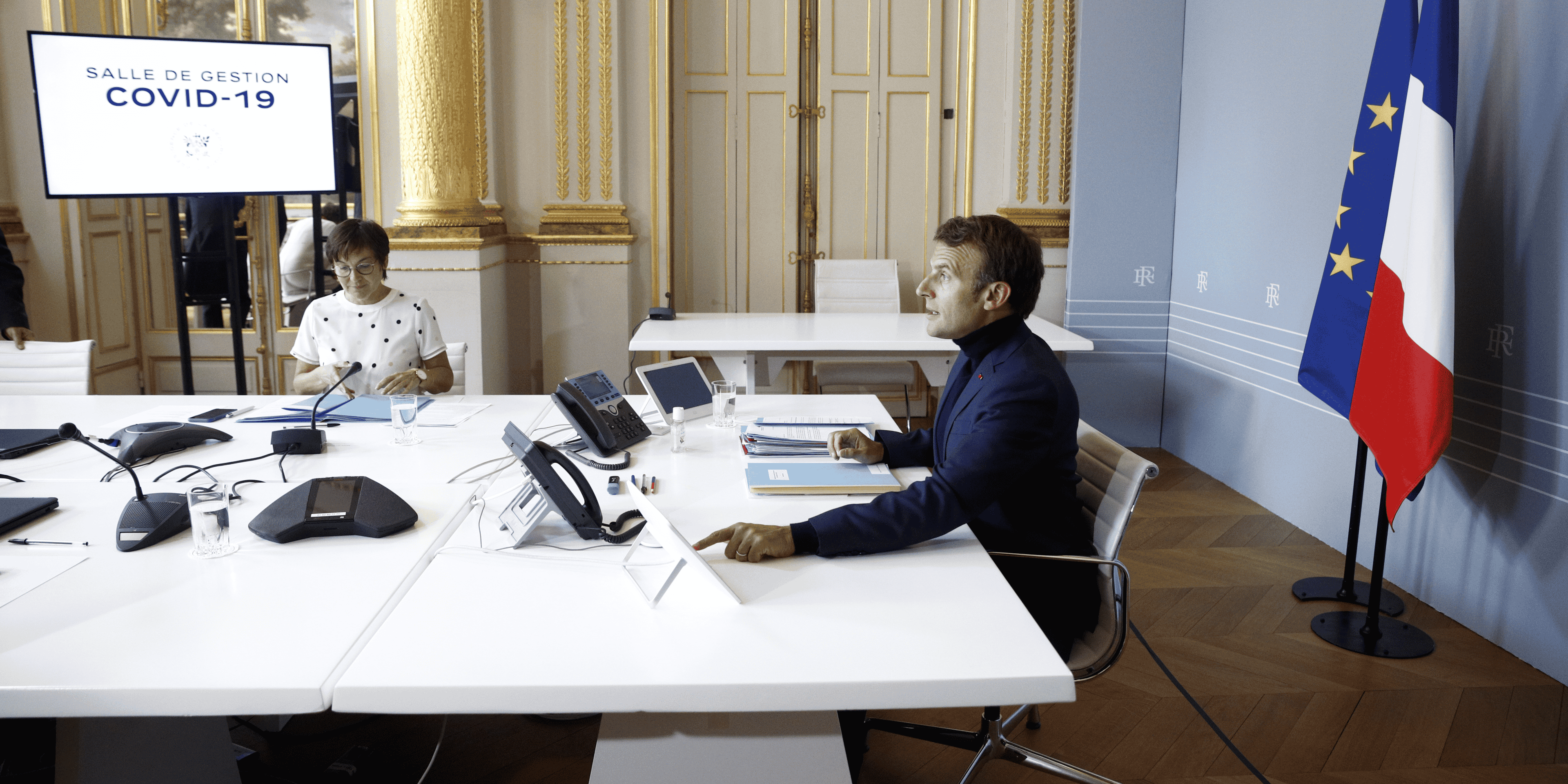 Coronavirus : Emmanuel Macron assiste, depuis le palais de l'Élysée, à une visioconférence avec des autorités locales des territoires d'outre-mer, le 30 avril 2020