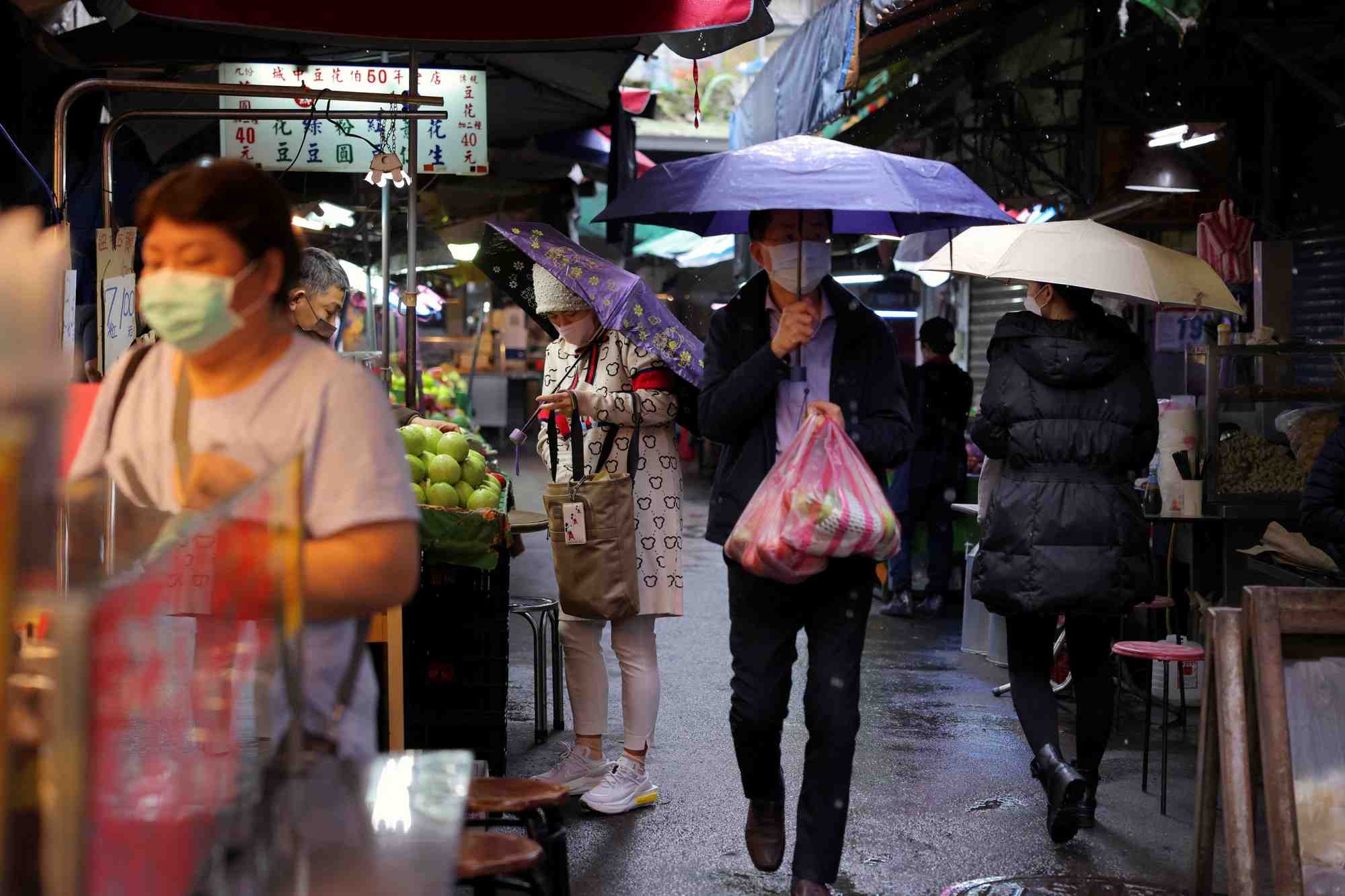 Des personnes font leurs courses dans un marche a taipei, taiwan
