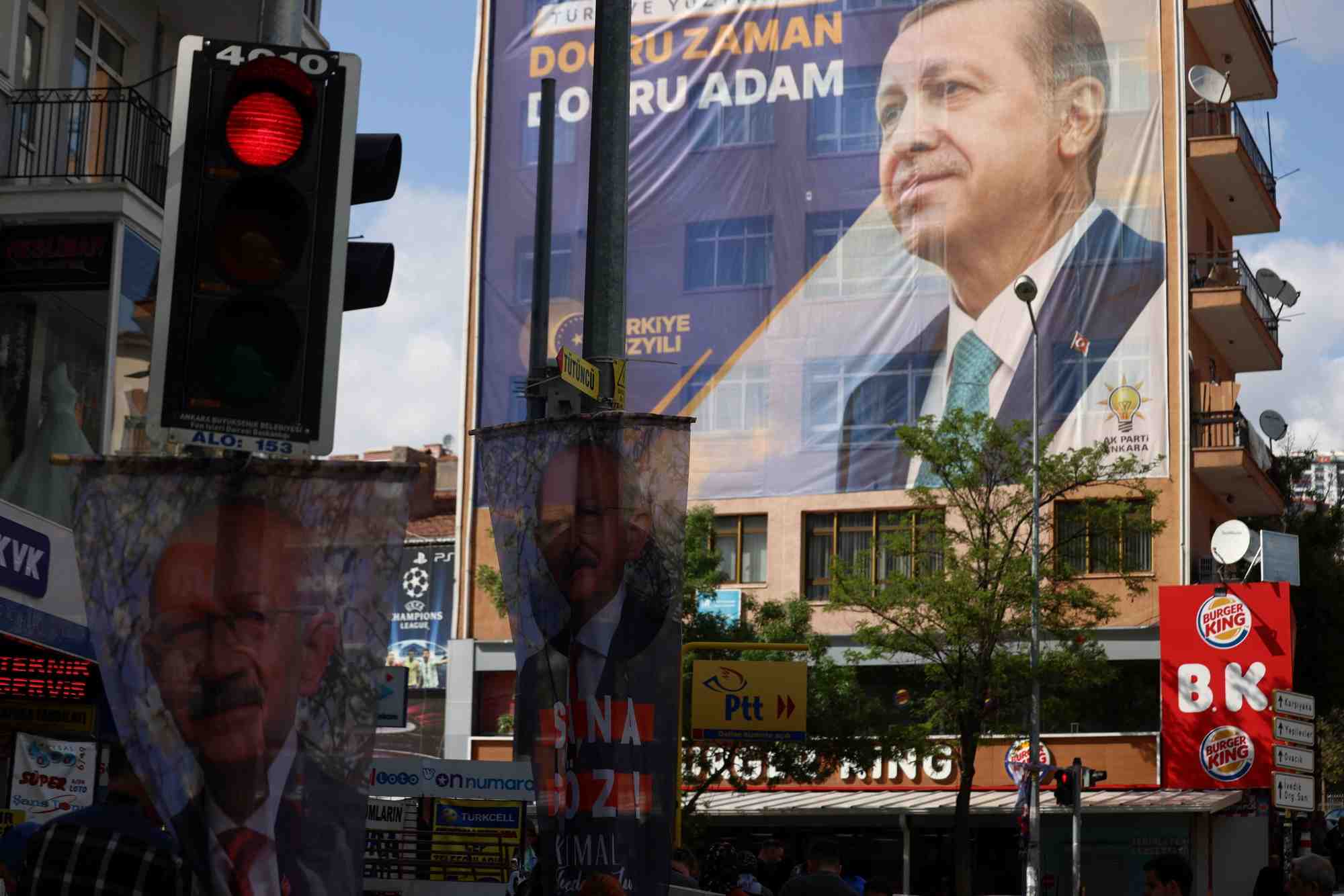 Des bannieres du president turc tayyip erdogan et de kemal kilicdaroglu