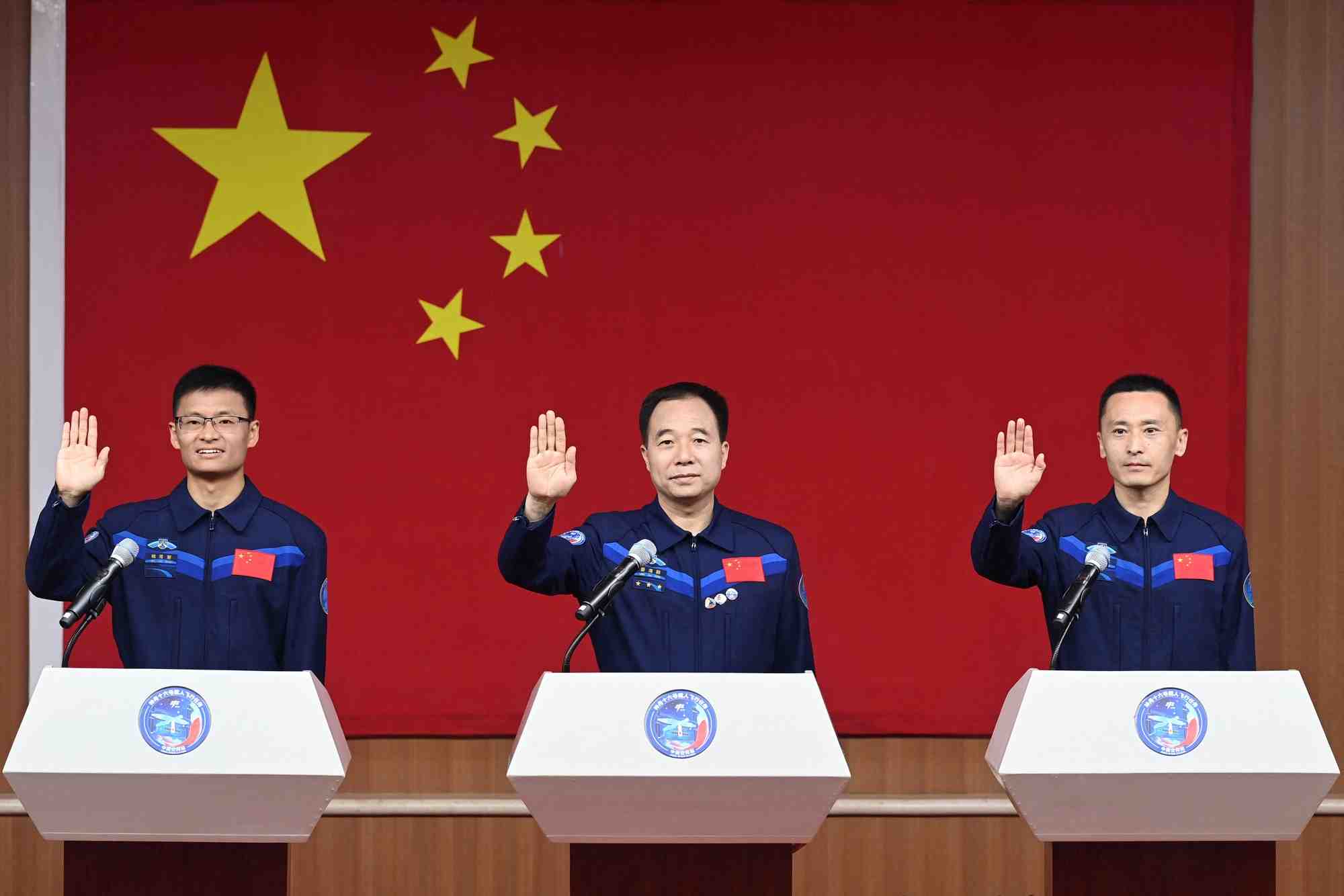 Les taikonautes jing haipeng, zhu yangzhu et gui haichao lors d'une conference de presse avant le decollage du shenzhou-16 vers la station spatiale chinoise