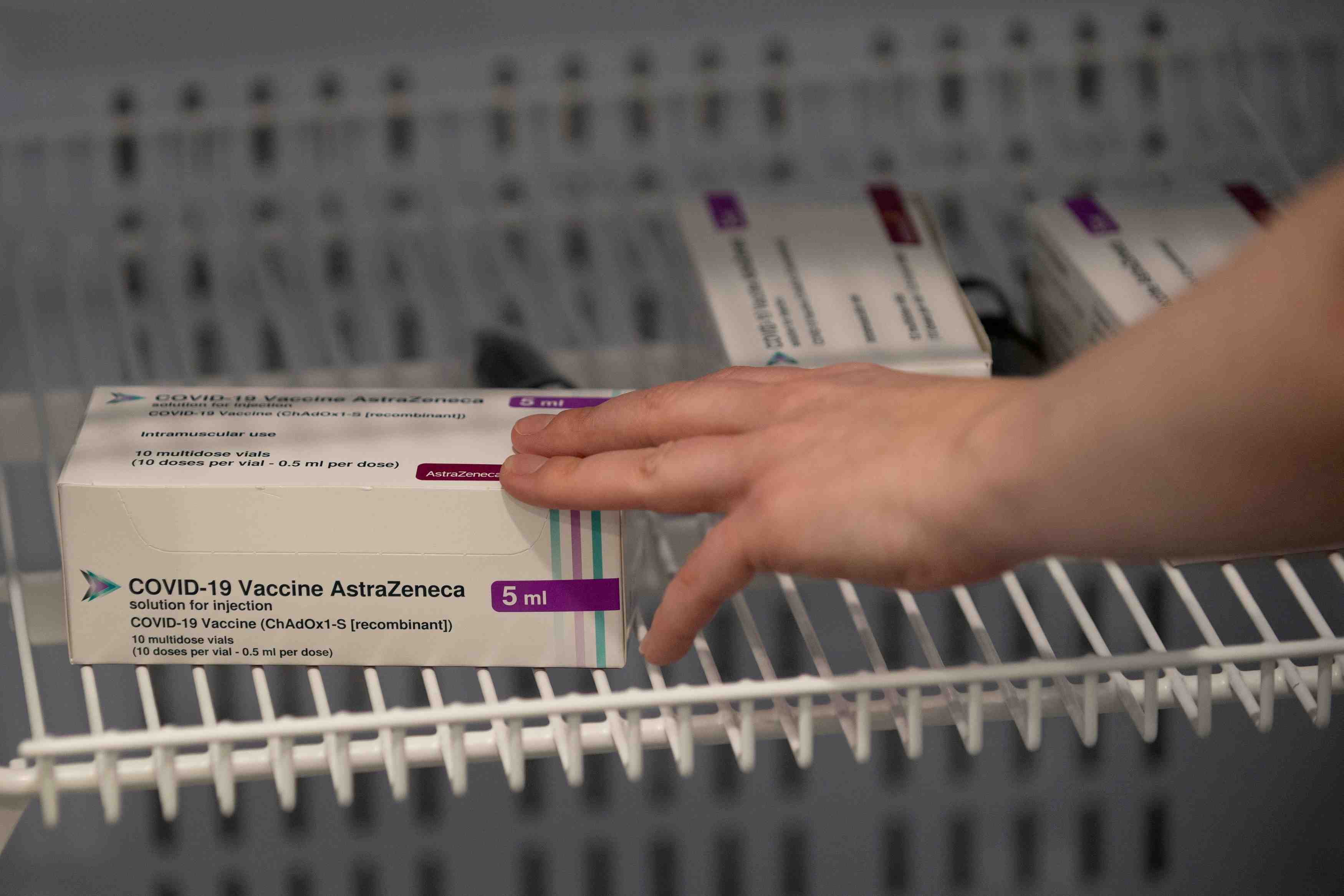 Coronavirus: la suisse repousse l'approbation du vaccin astrazeneca