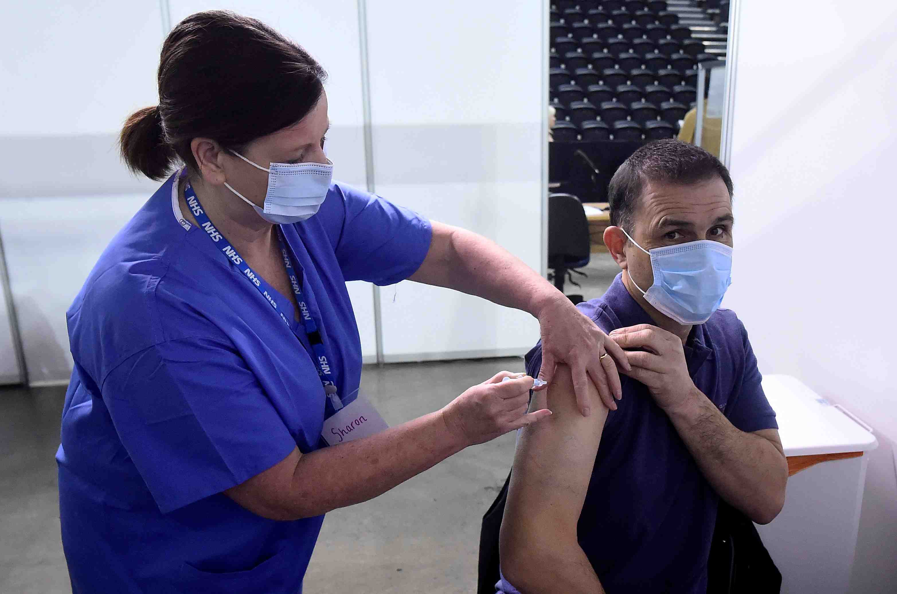 Le royaume-uni veut vacciner tous les adultes avant de partager les vaccins avec d'autres pays