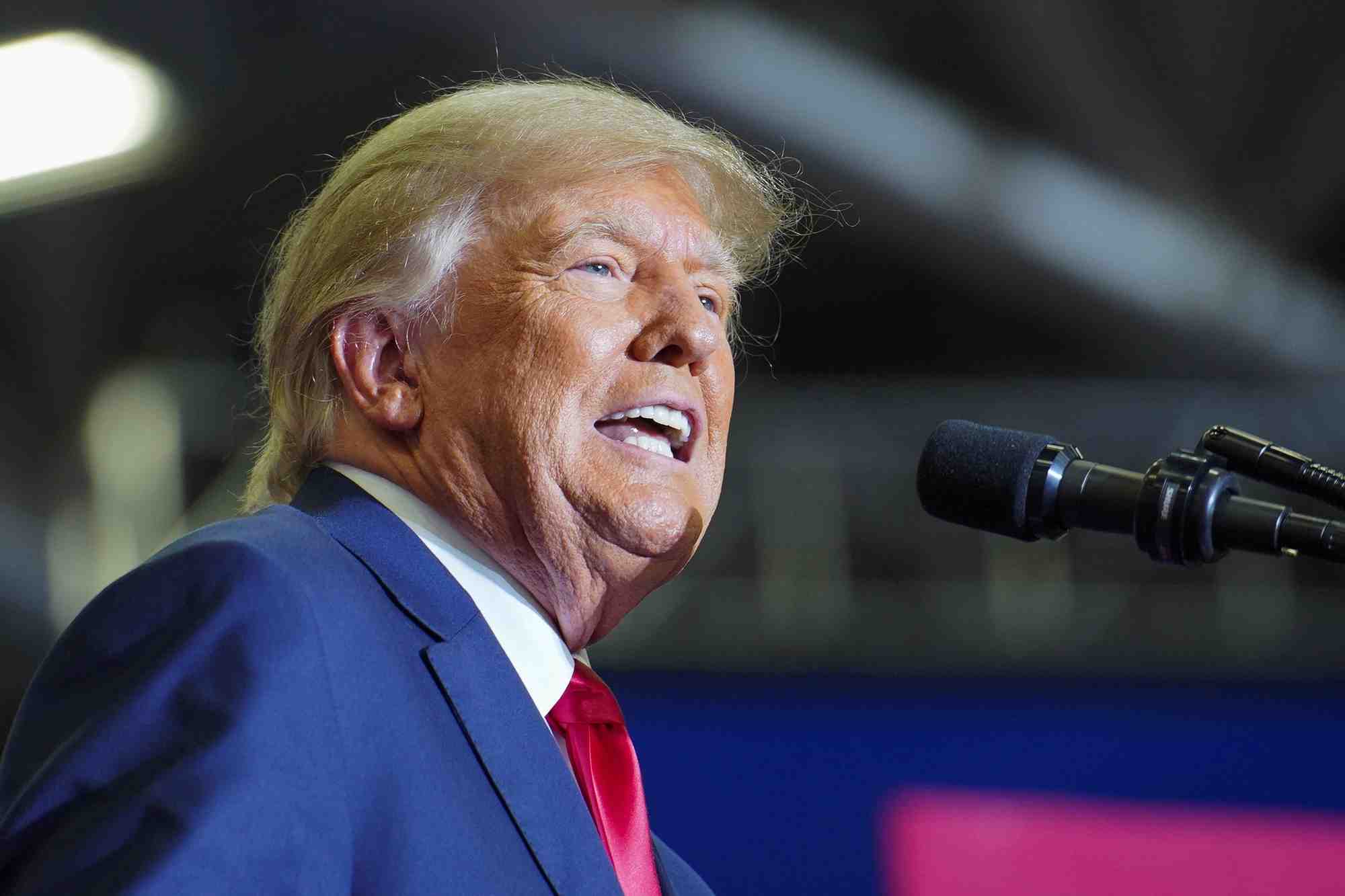 L'ancien president americain donald trump s'exprime lors d'un rassemblement a warren, dans le michigan